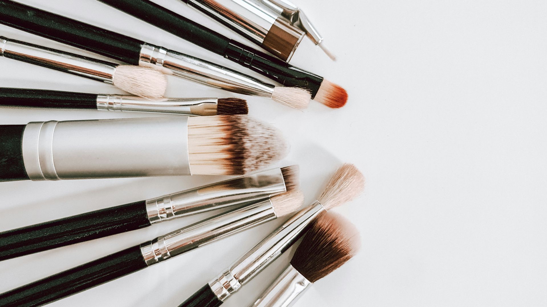 2. Laver régulièrement ses pinceaux de maquillage