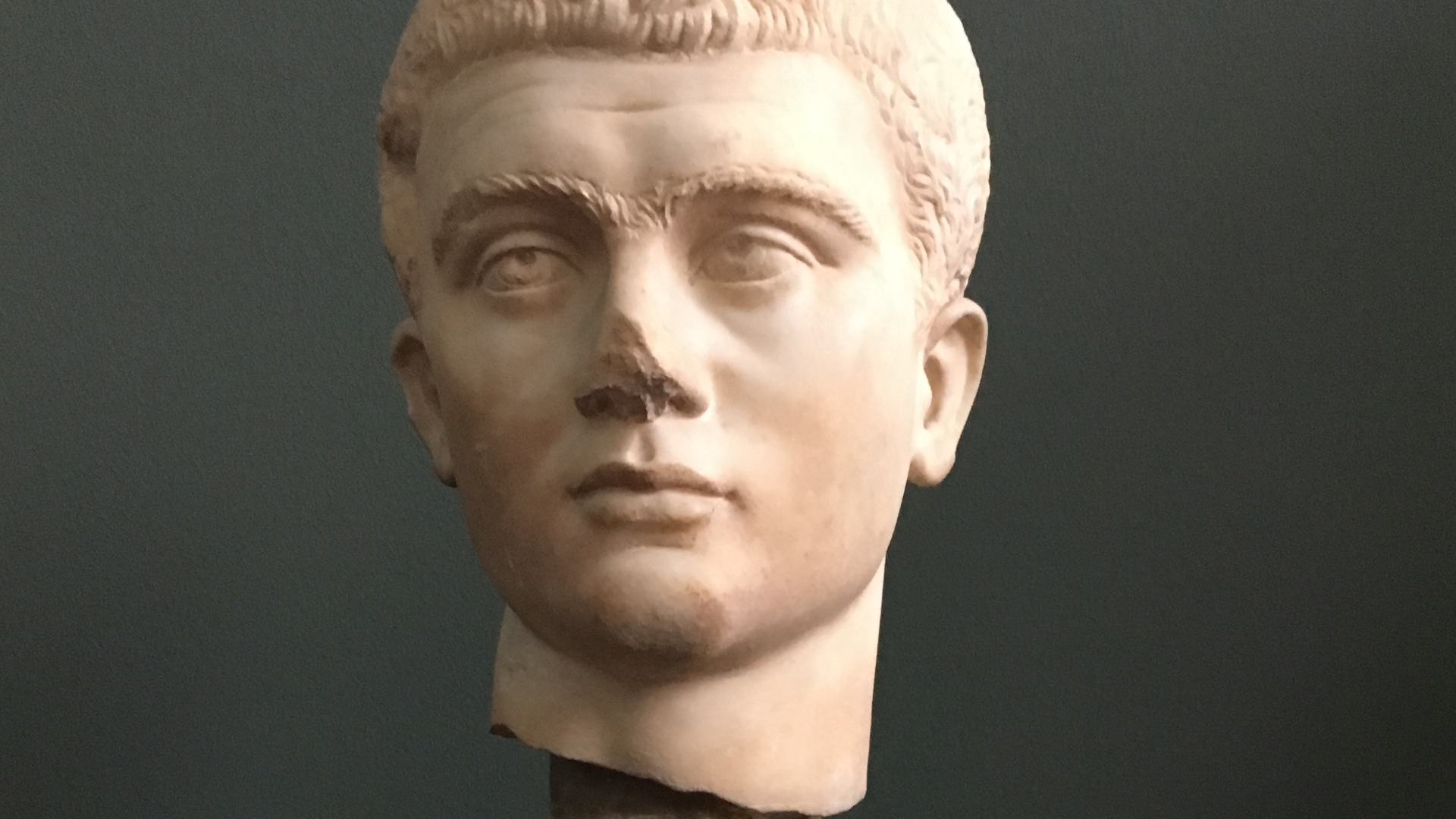17. Le monosourcil de la Grèce antique