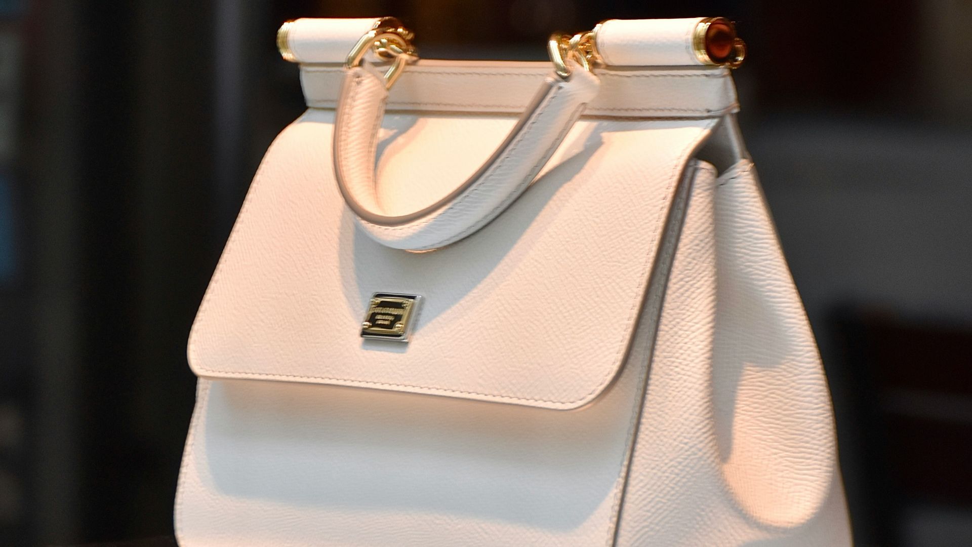 8. Le sac qu’elle porte