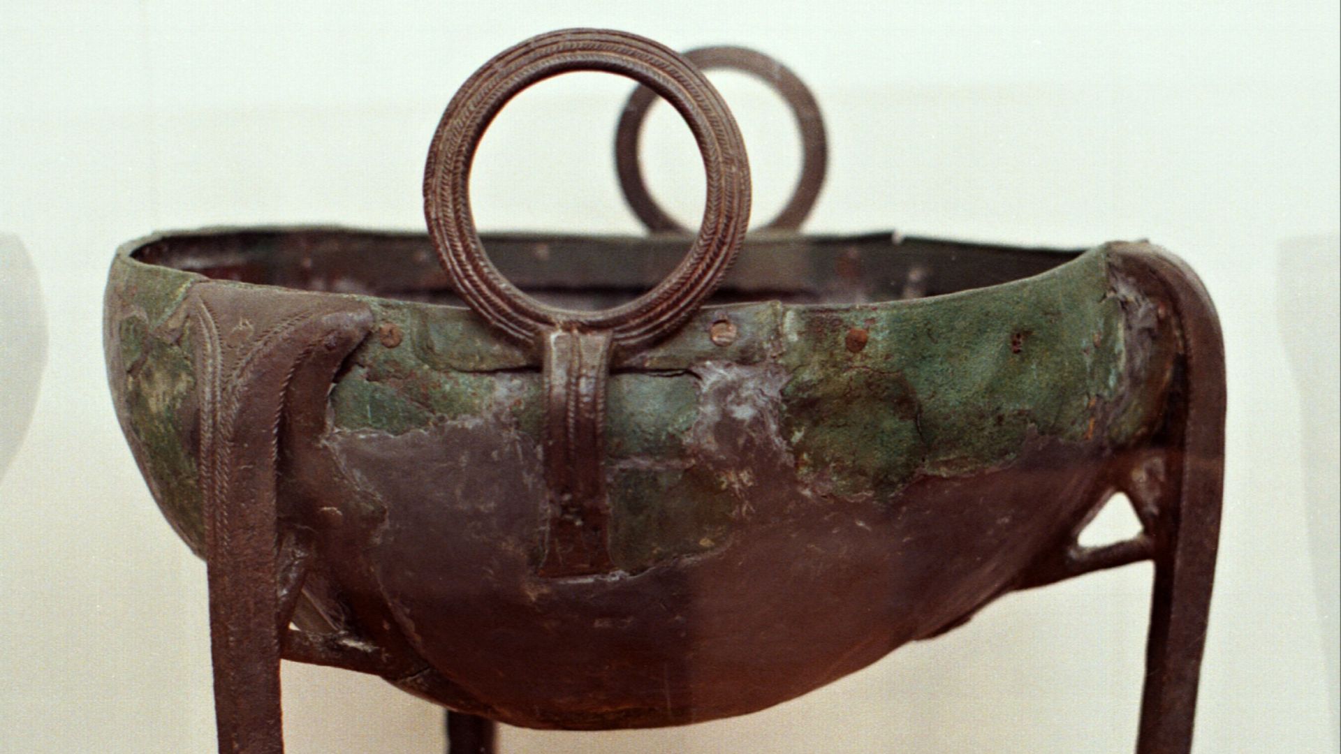 8. Le chaudron trépied grec