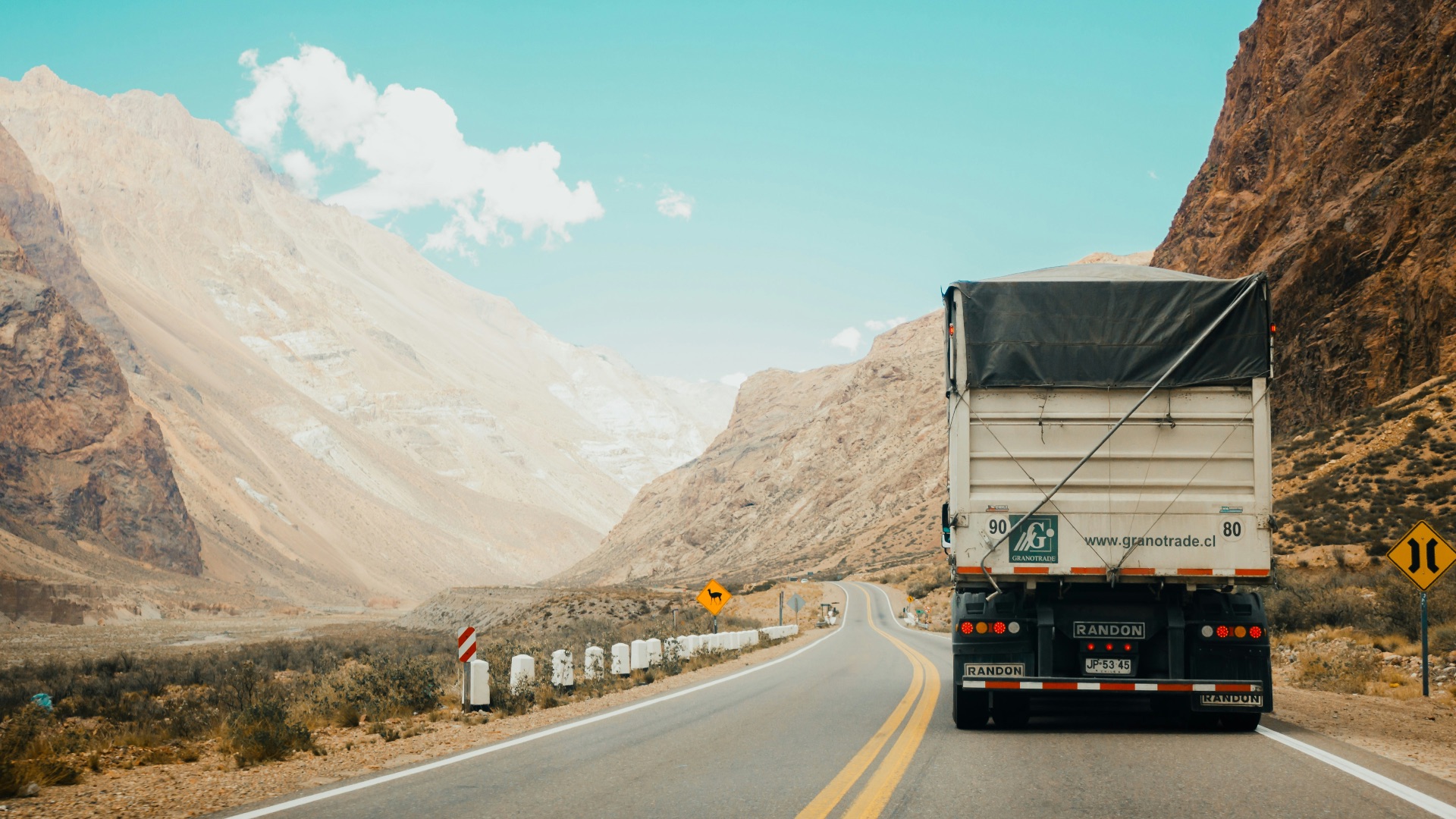 2. Conduire à côté de gros camions