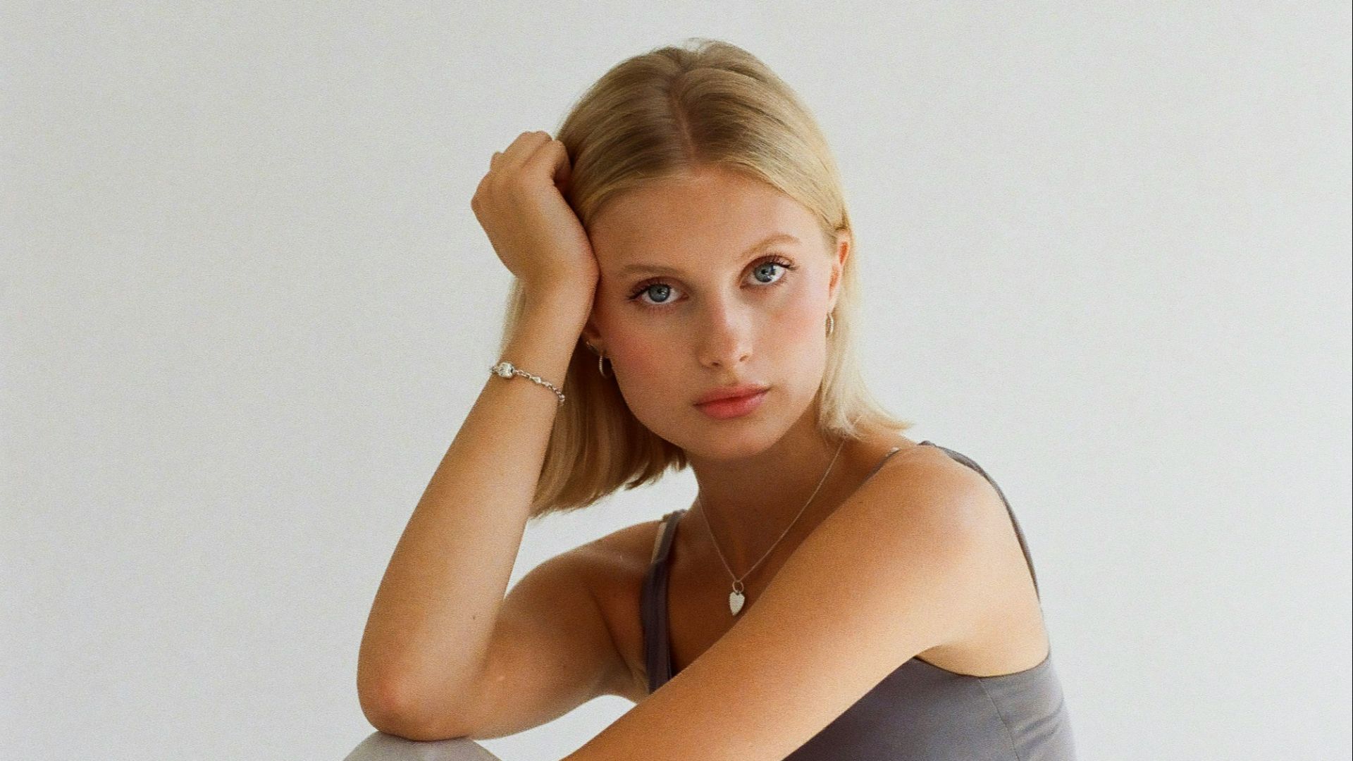 3. Une coiffure épurée et simple