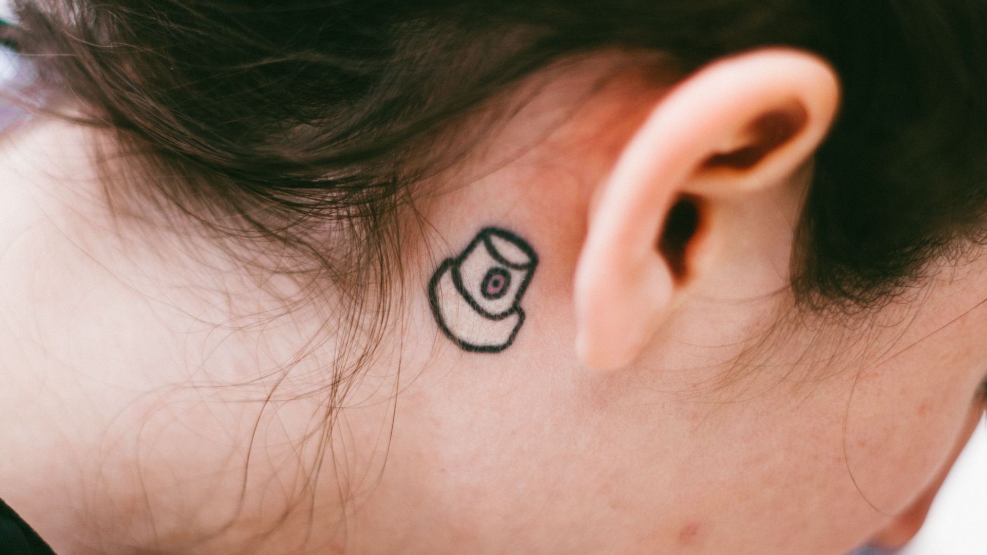 15. Le tatouage derrière l'oreille