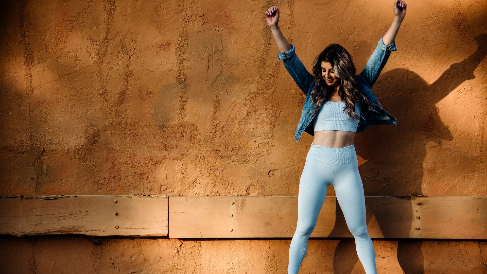 2. Des vêtements de sport qui se devinent sous une tenue de sortie