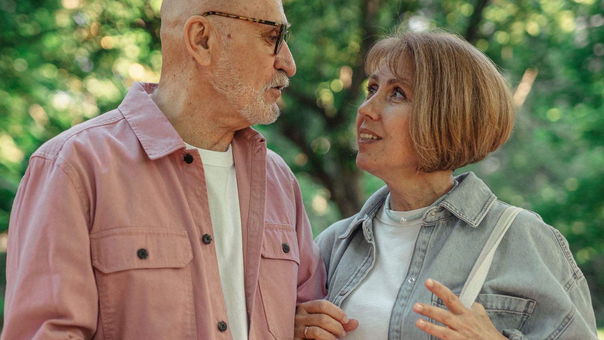 20 signes évidents indiquant qu’un couple de retraités est en passe de divorcer
