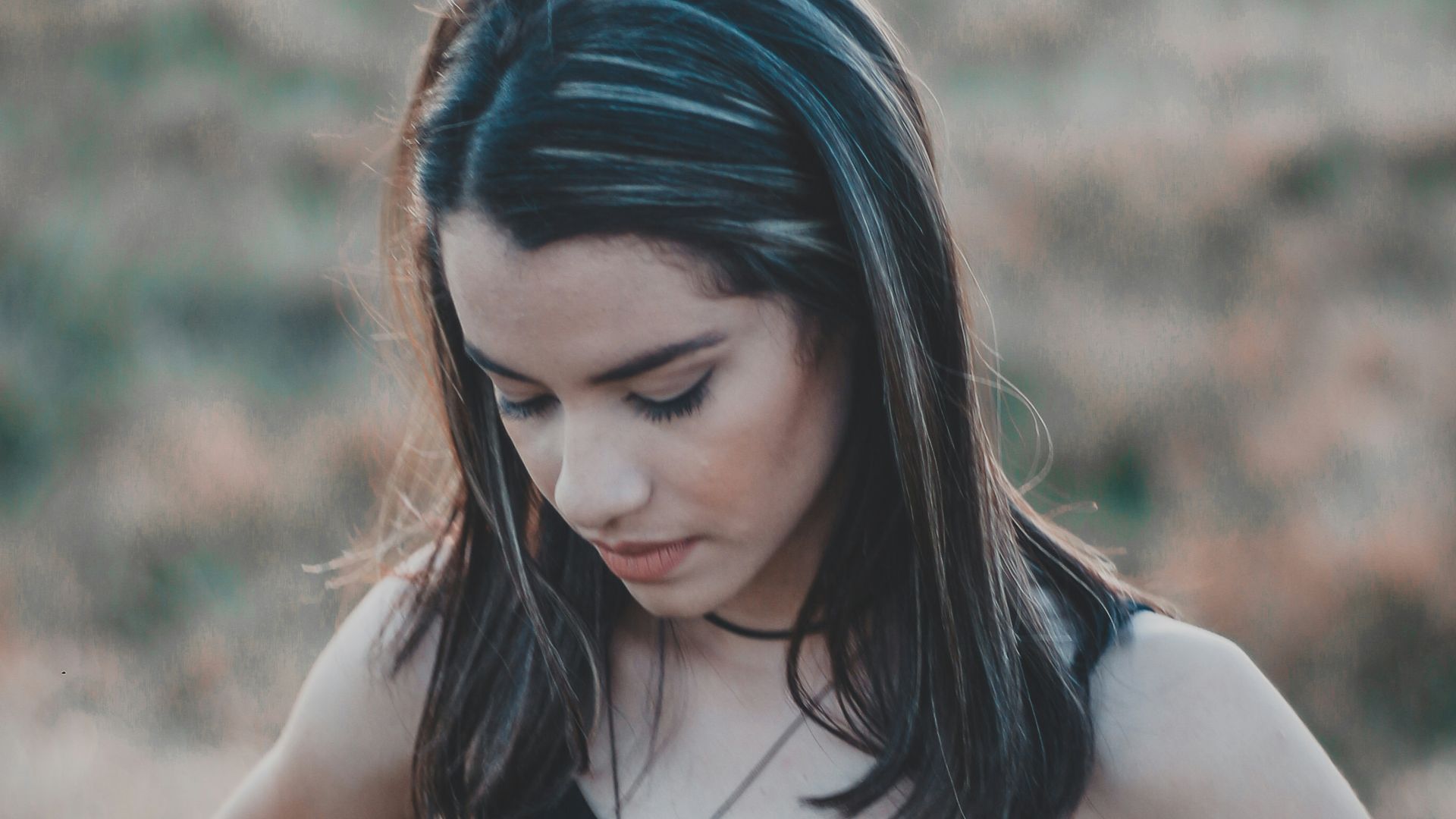 9. Le regard baissé