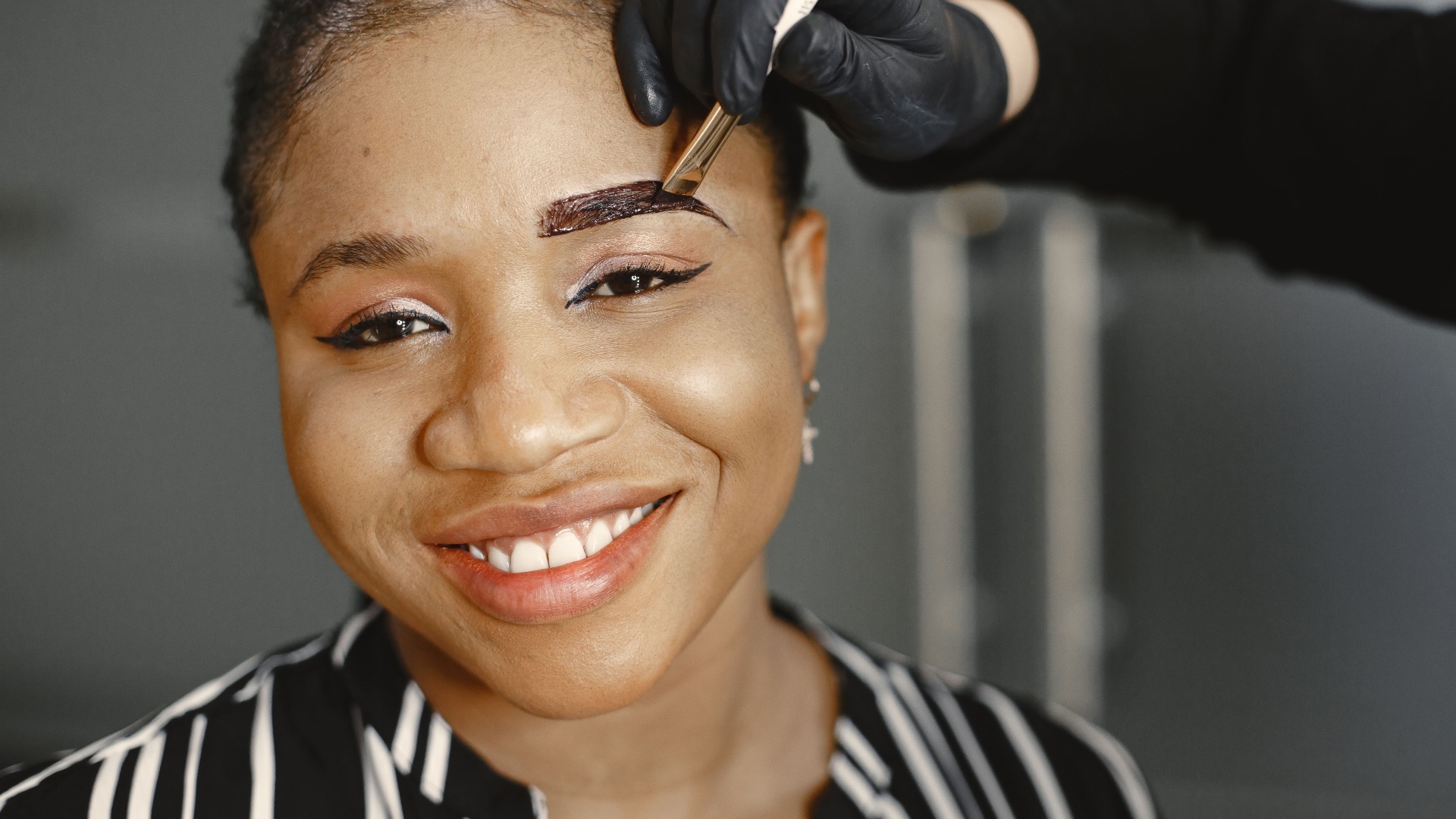7. Changer radicalement la forme de vos sourcils