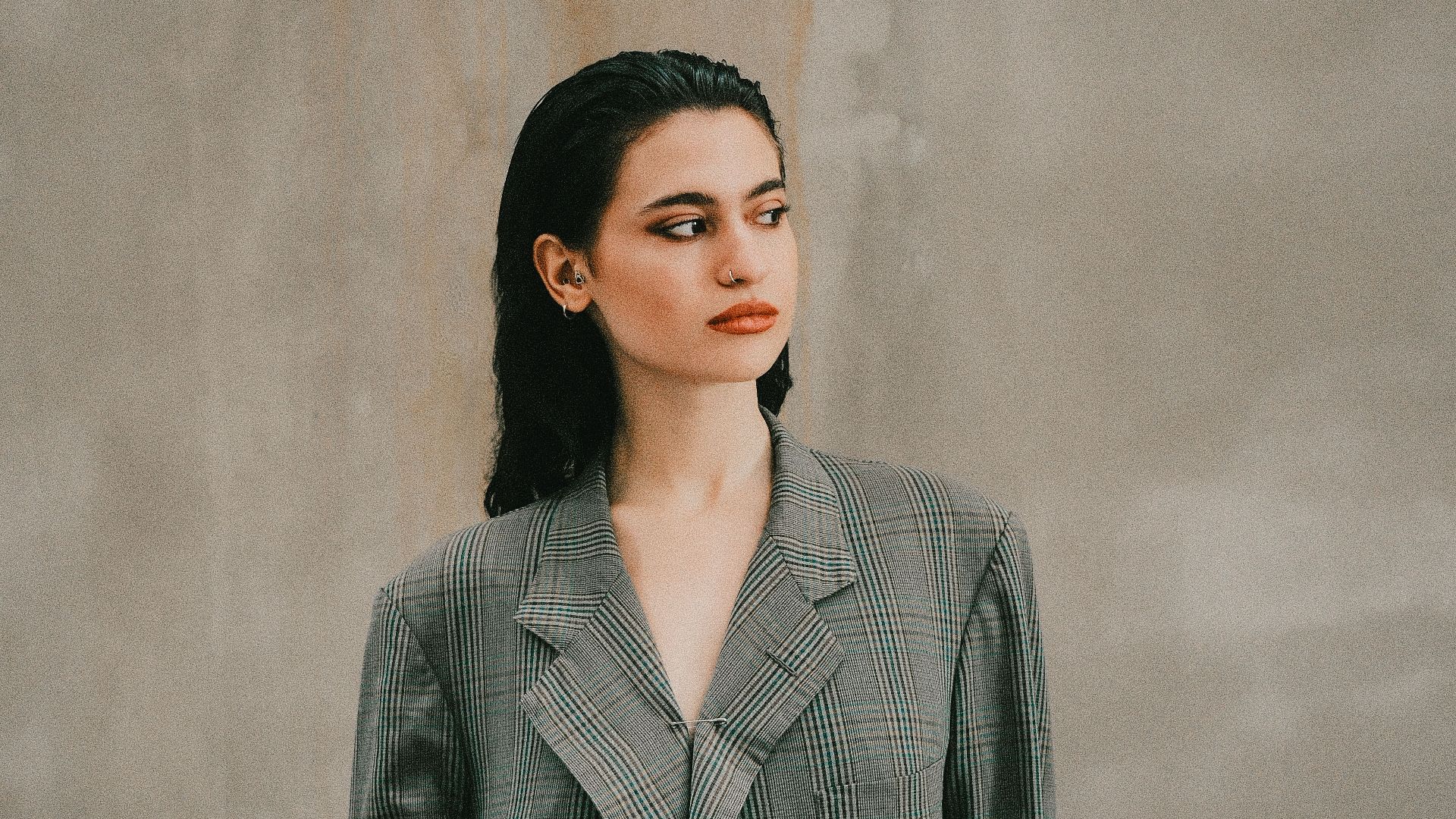 19. Cheveux lissés en arrière