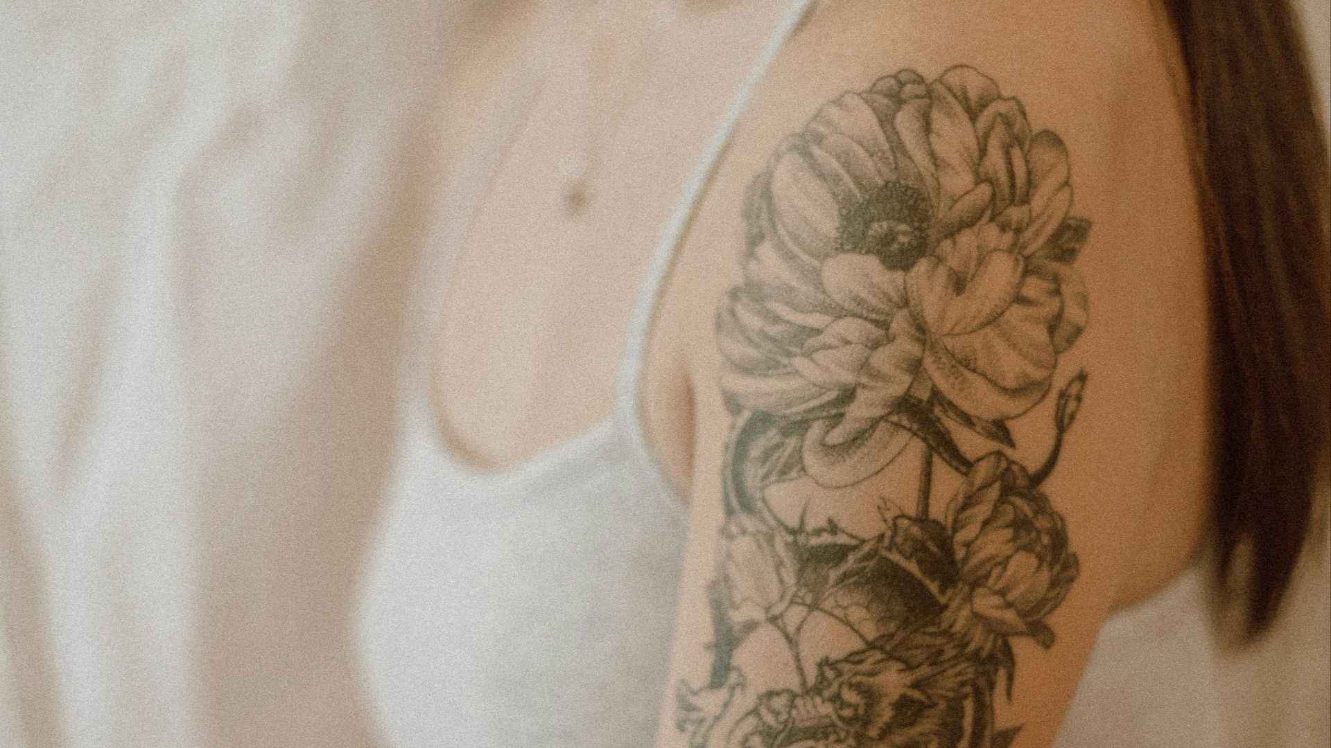 18. Motifs floraux sur tout le bras