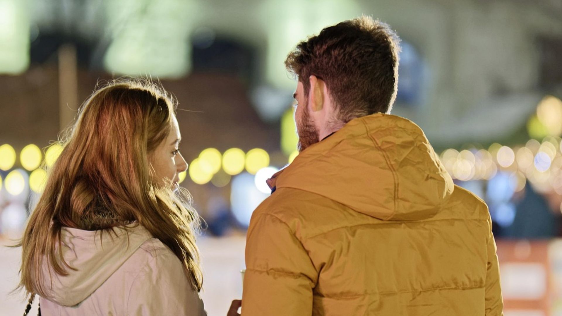 8. Elle te confie des détails personnels