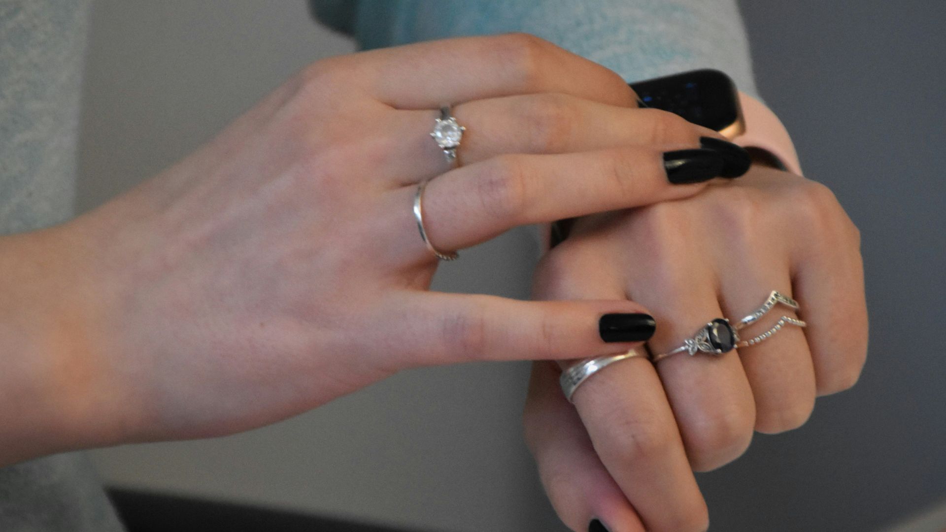 3. Des taches sombres mystérieuses sur vos ongles