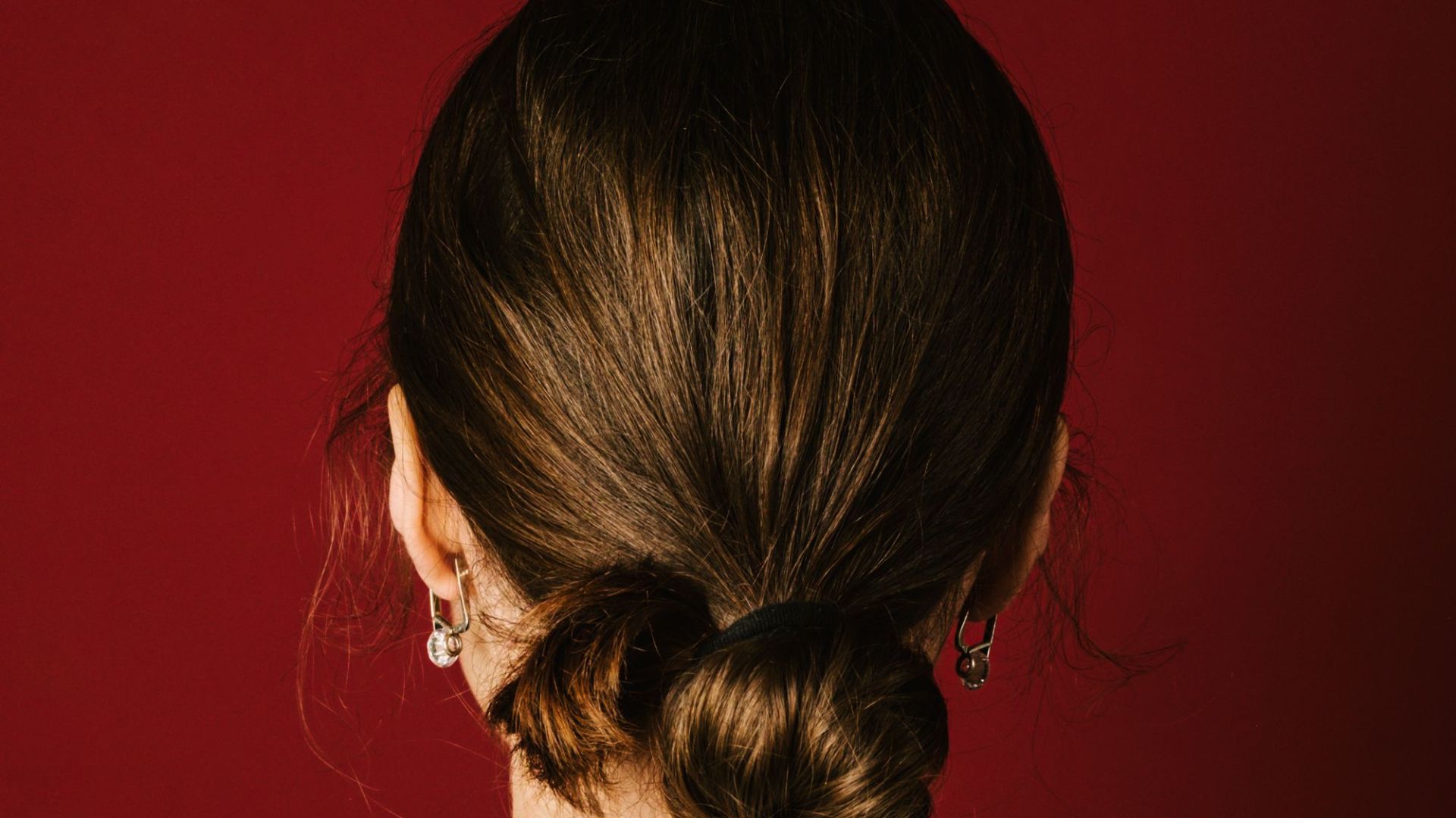 2. Optez pour un chignon bas et épuré