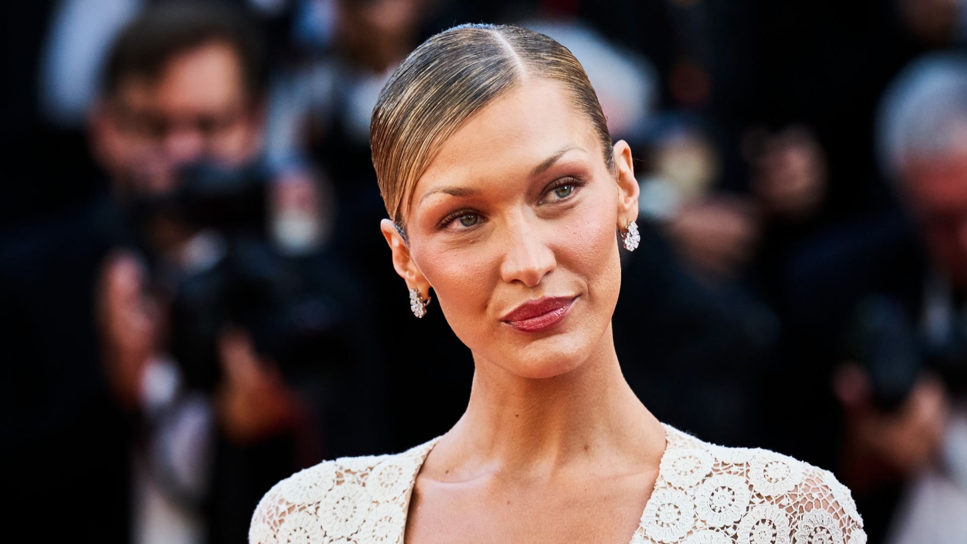 19. Les années 2020 : le retour des sourcils fins