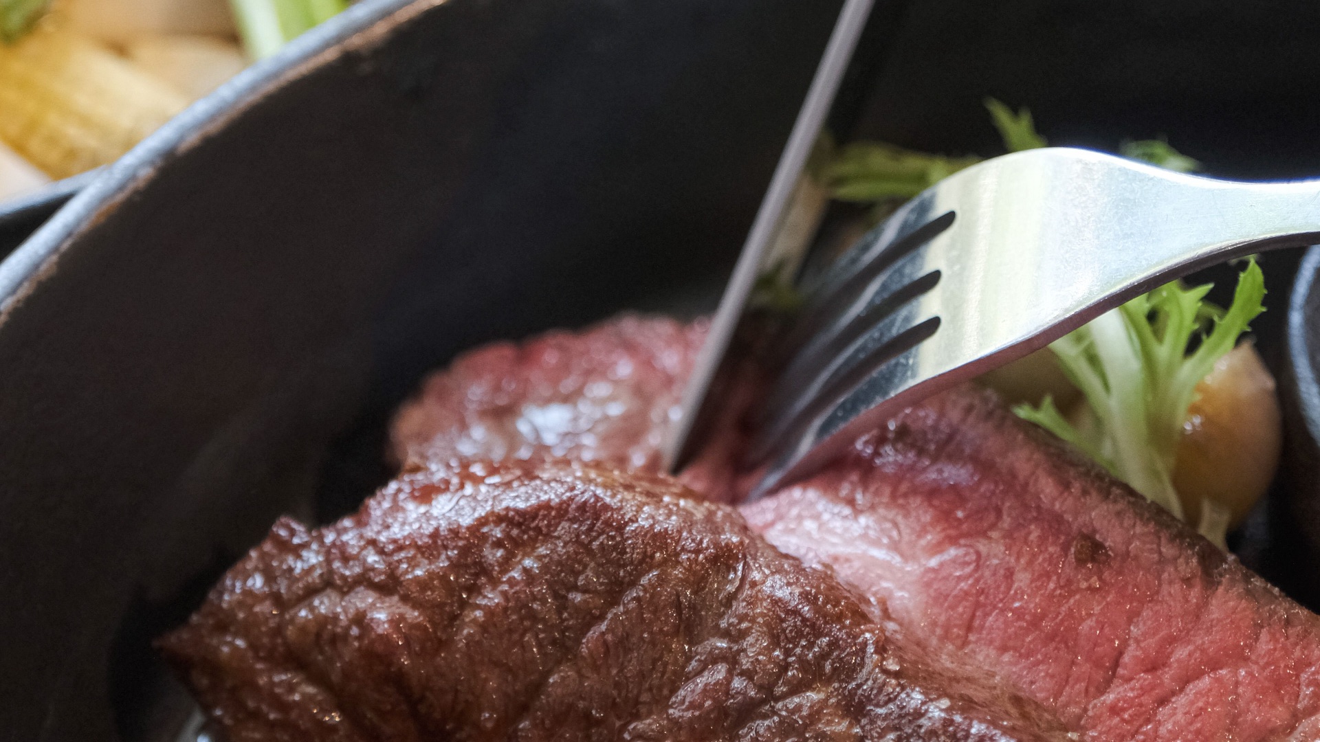 5. Couper les aliments dans la poêle