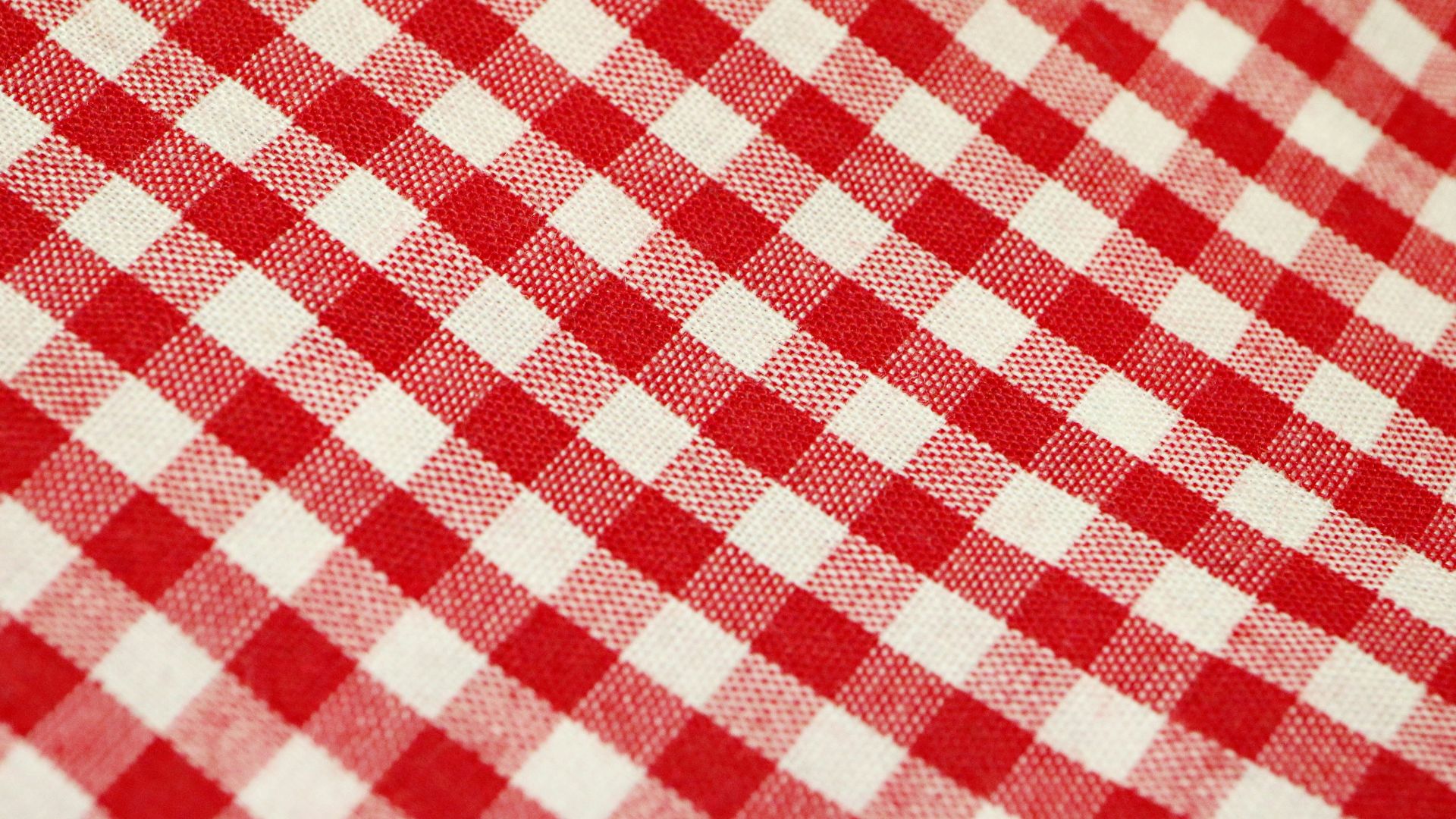 9. Une robe d'été à carreaux vichy avec des Keds blanches