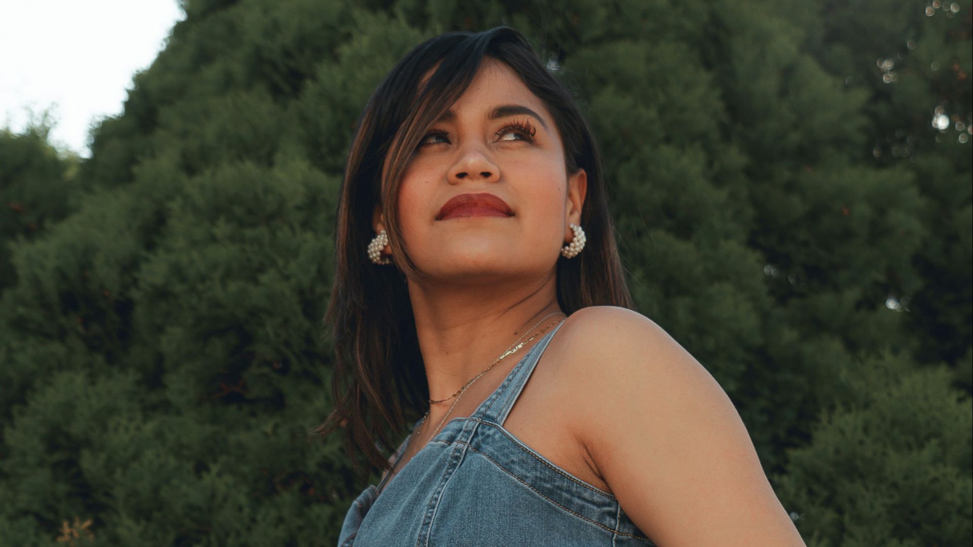 9. Portez une robe en jean avec des accessoires sobres