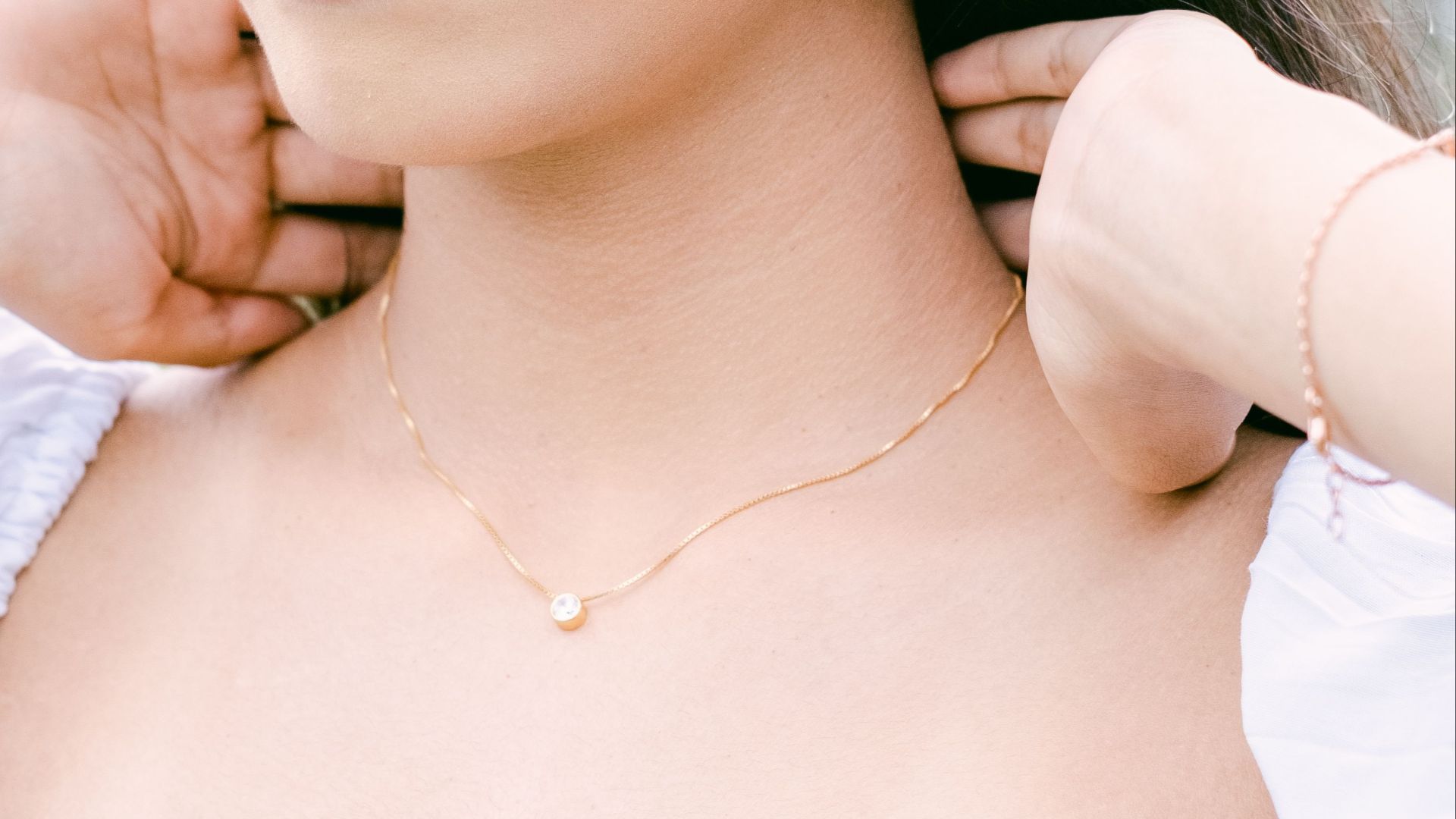 6. Pas de bijoux ou des bijoux sobres