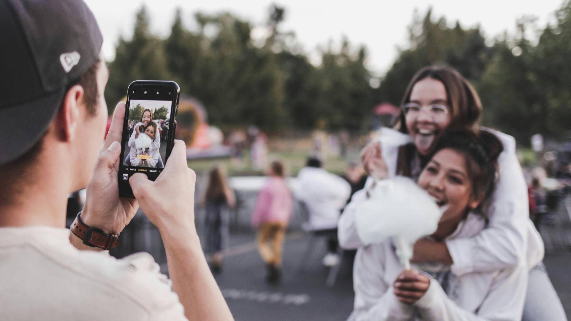 14. Prends des photos sans qu'elle ait à te le demander à chaque fois