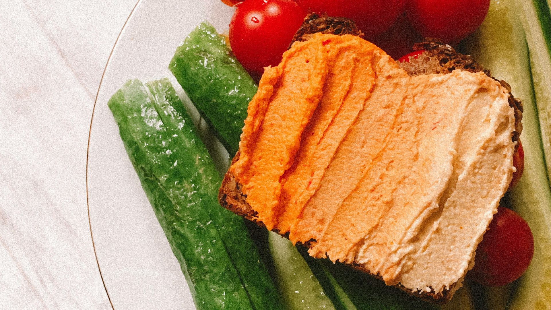 15. Assiette de houmous et de légumes