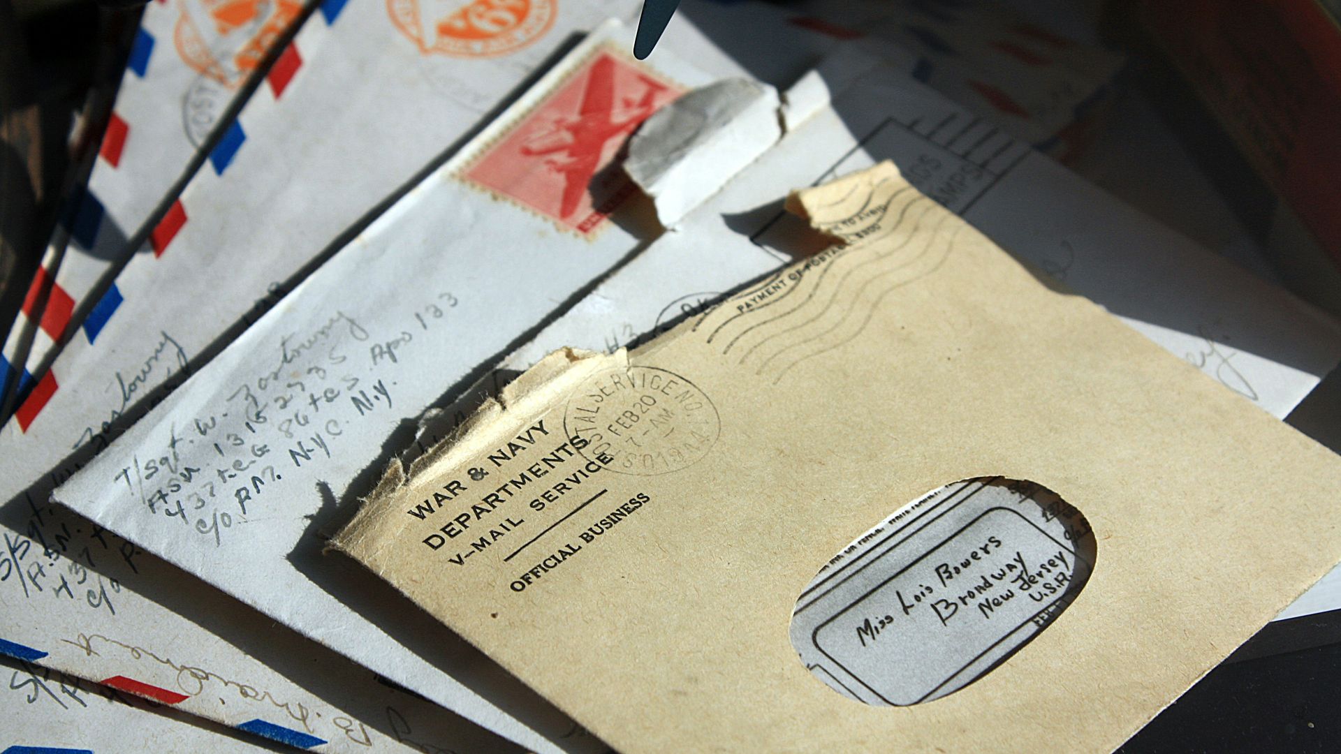5. Une pile de courrier en attente de tri
