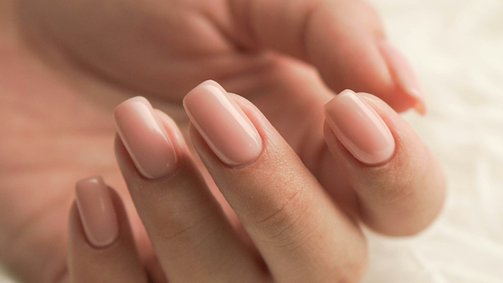 10. Ongles nude couleur pêche
