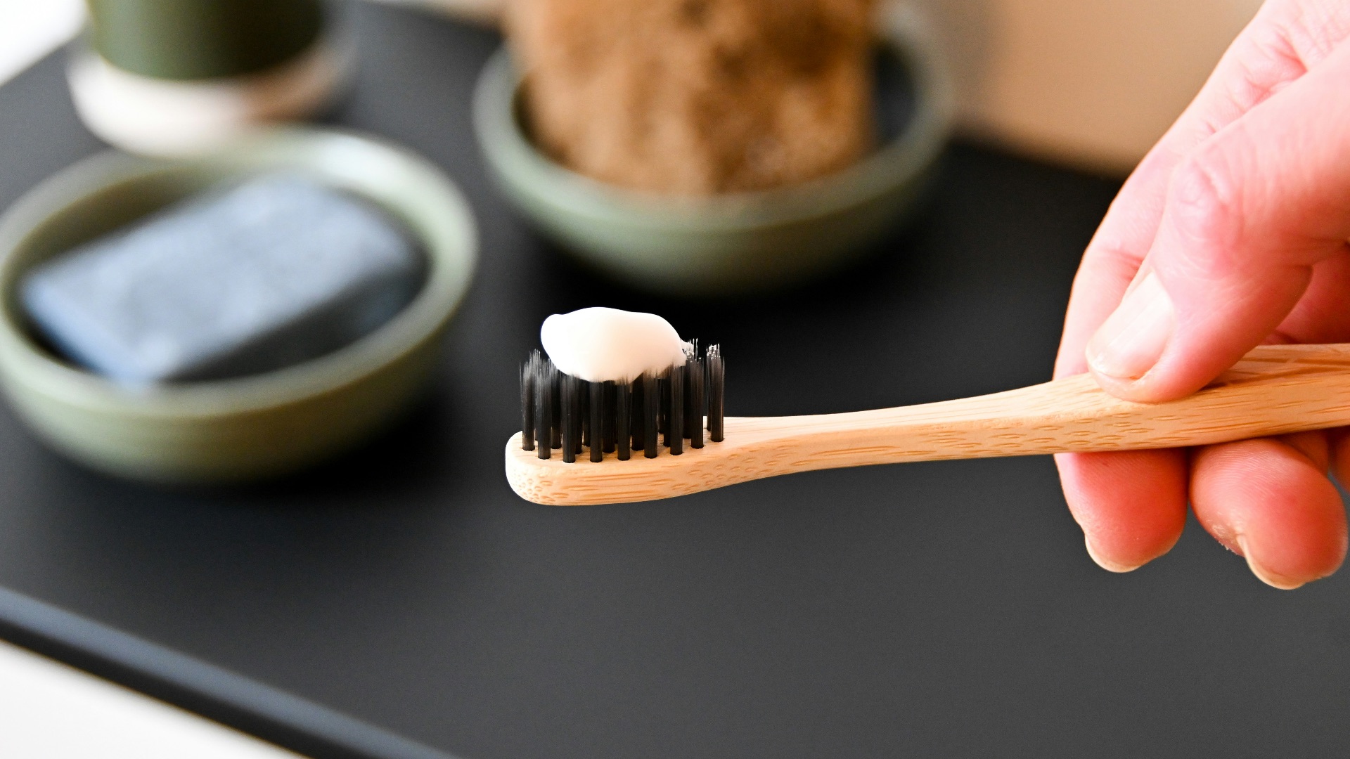4. Se brosser les dents avec trop de dentifrice