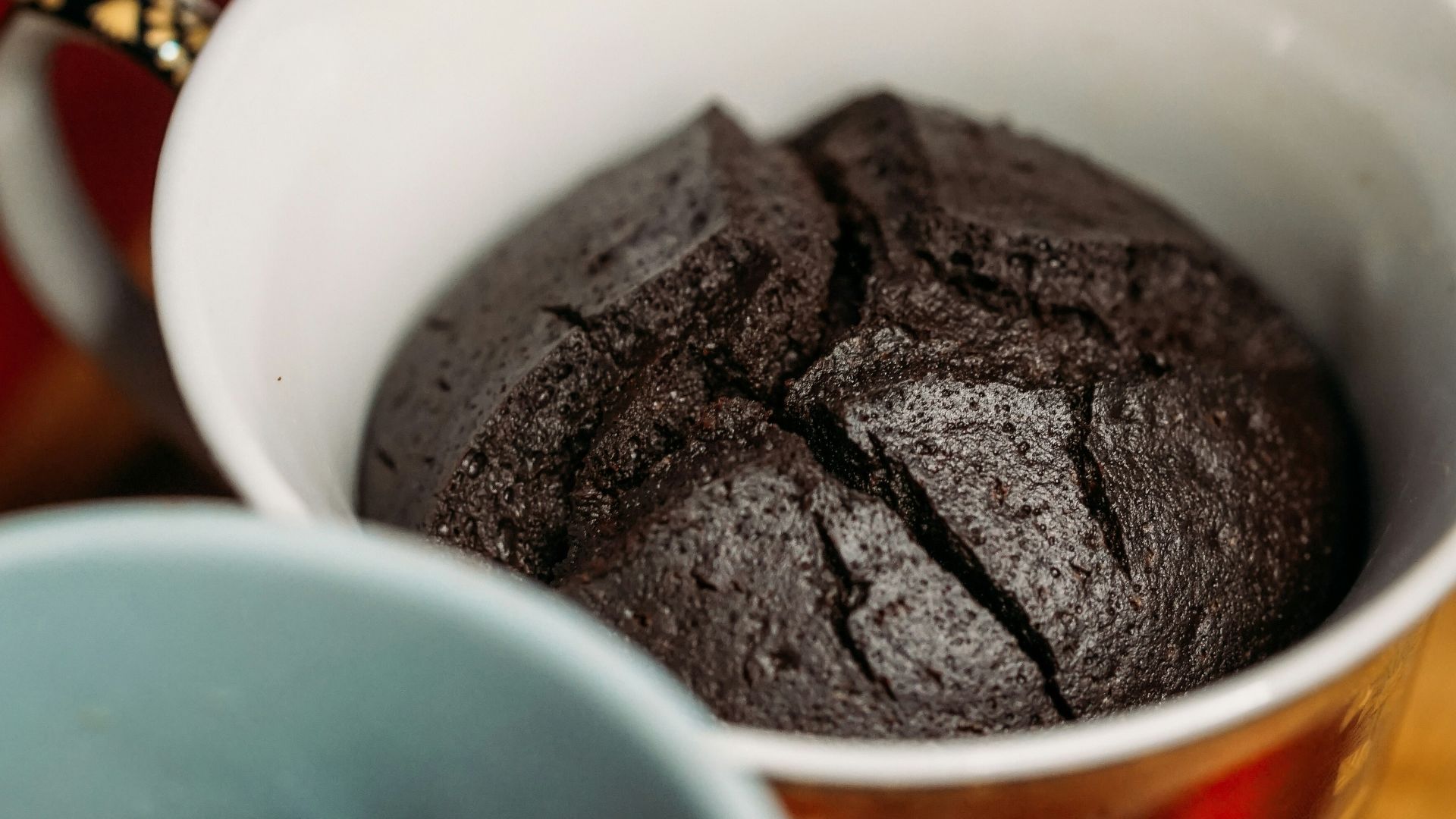 14. Gâteau protéiné au chocolat noir à préparer dans une tasse