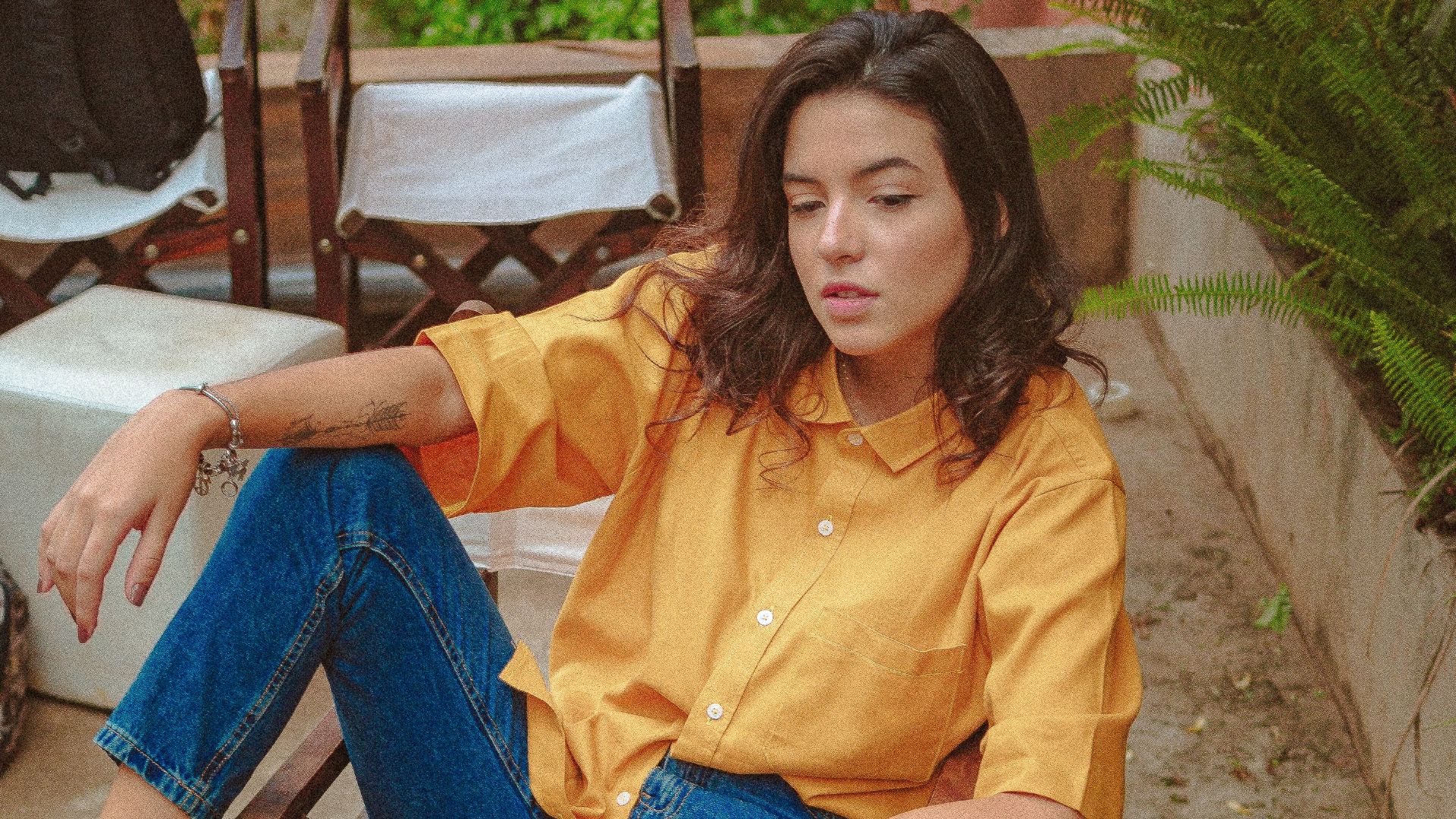 1. Une chemise décontractée à boutons