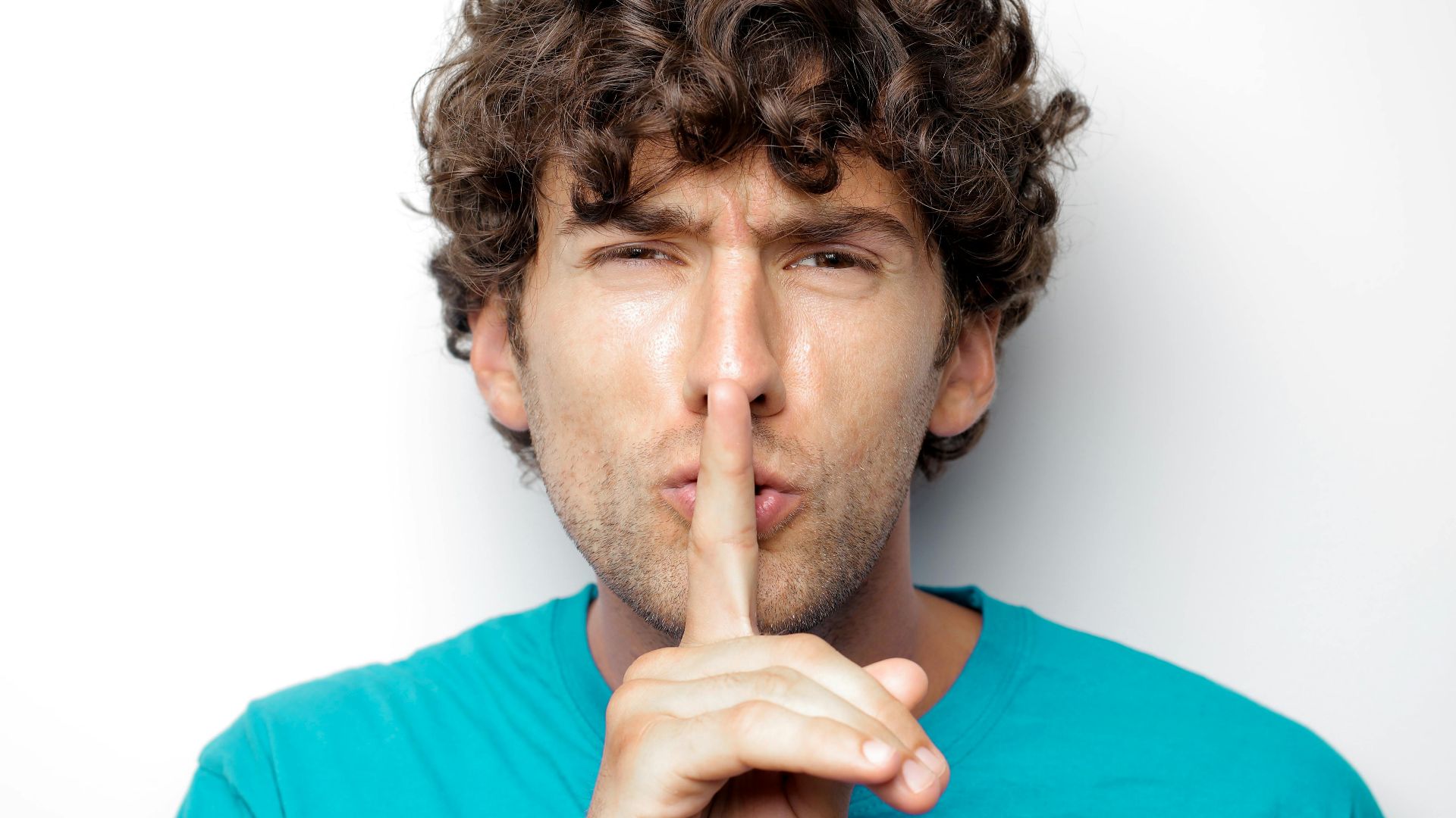 Les 10 types d’hommes qui attirent naturellement les femmes et les 10 qu’elles évitent