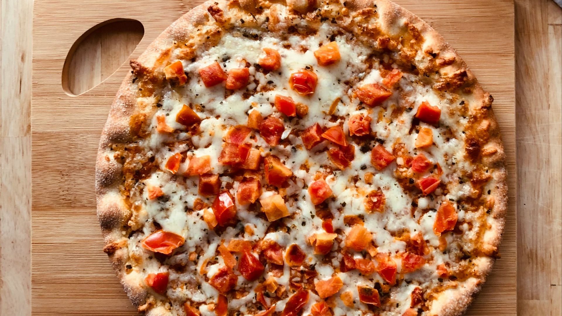 19. Pizza garnie de charcuterie