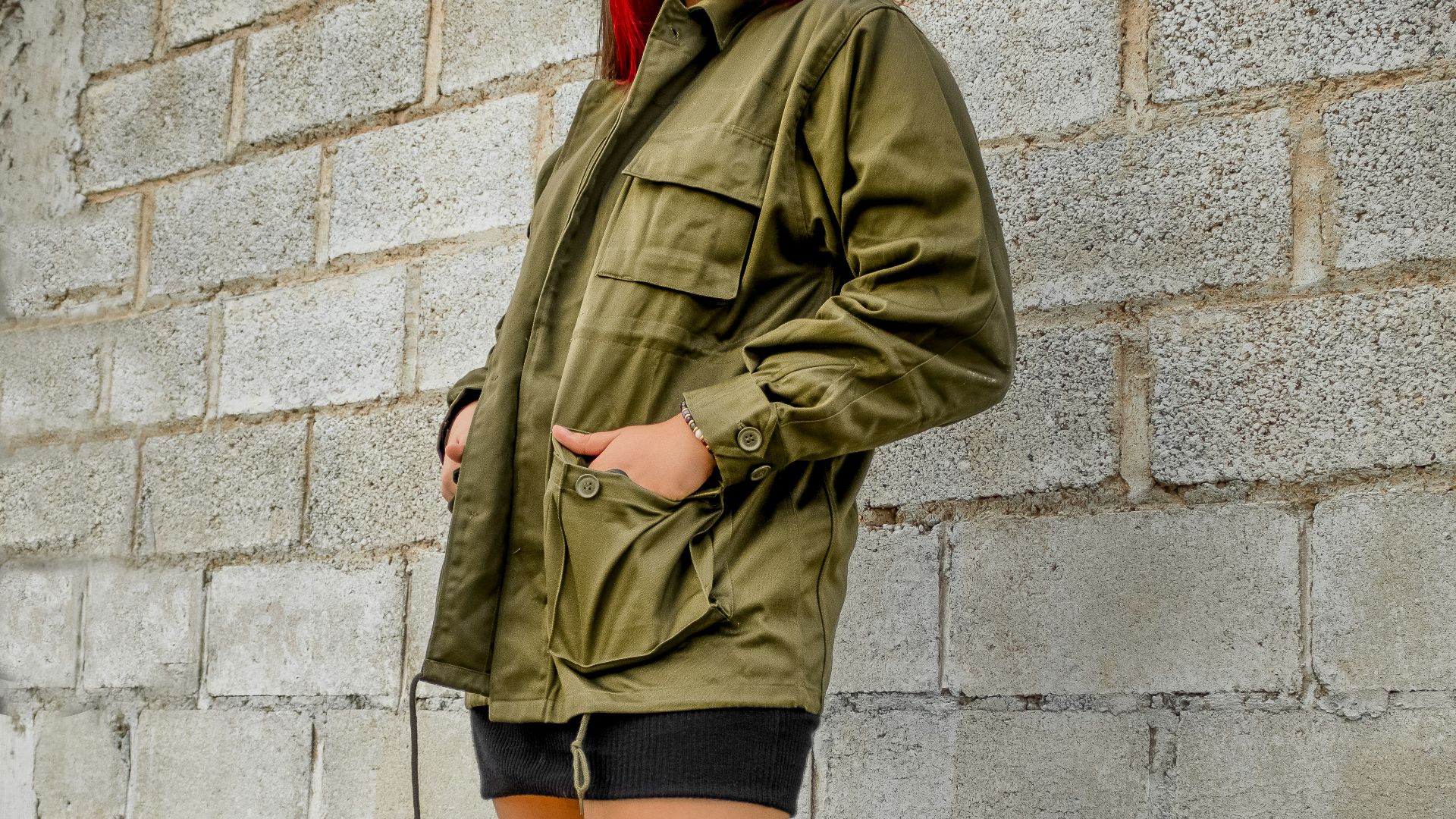 17. Une veste utilitaire kaki