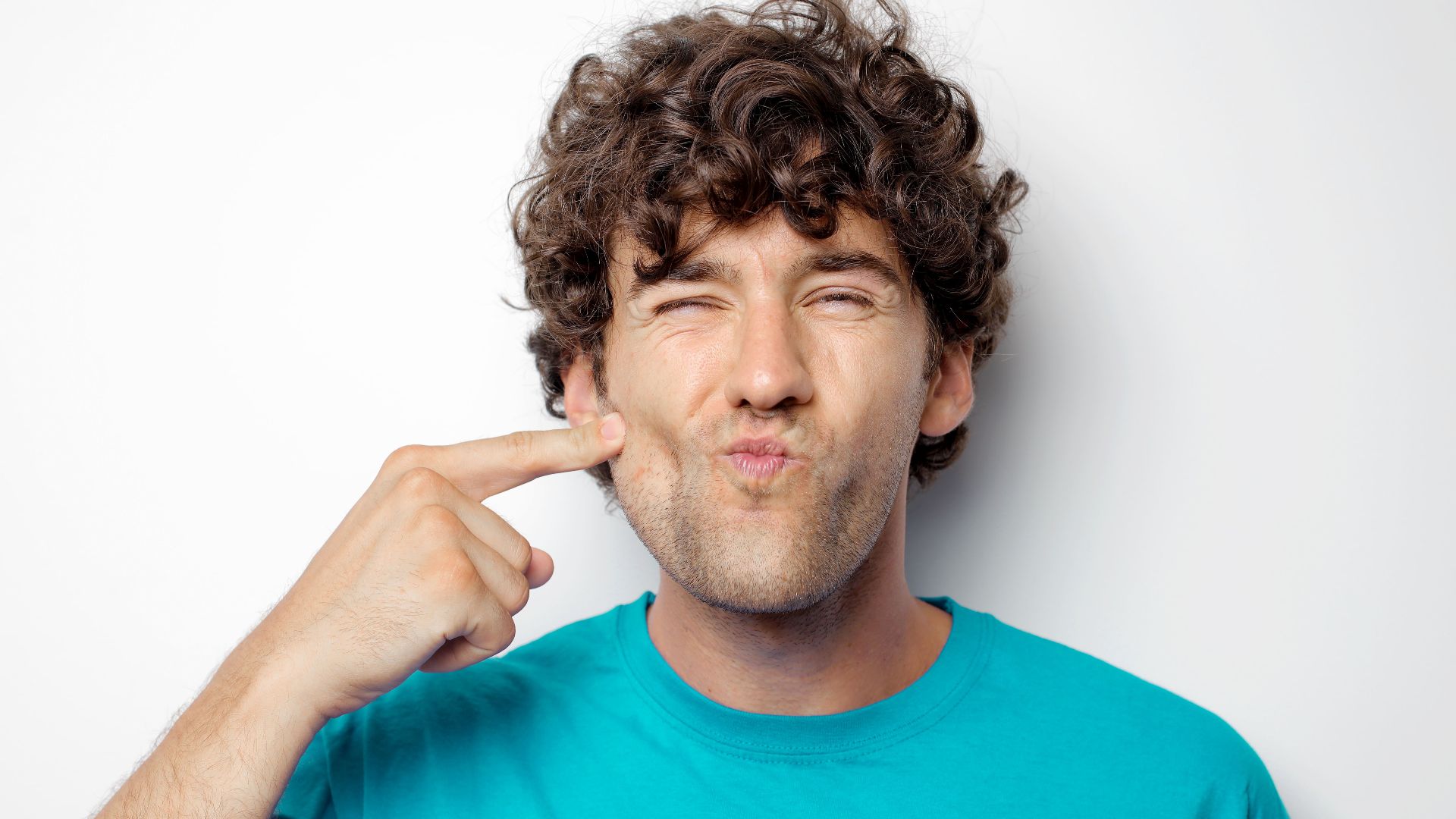 3. Il plaisante quand la conversation prend une tournure émouvante