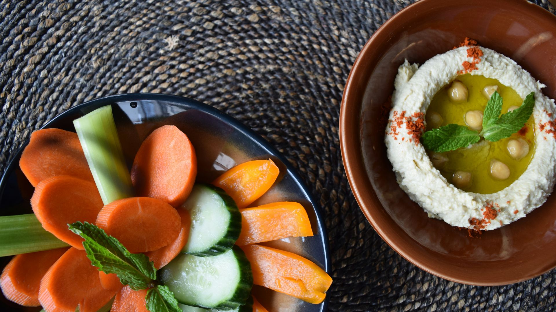 3. Houmous accompagné de bâtonnets de carottes et de concombres