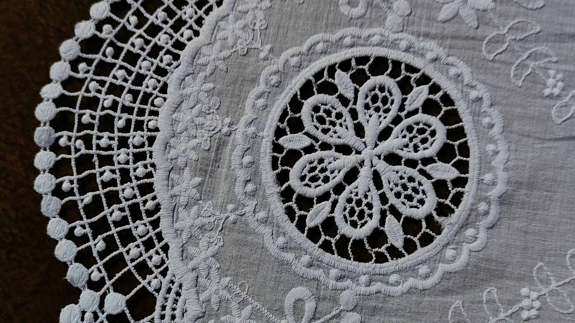 7. Le chemisier en dentelle raffiné