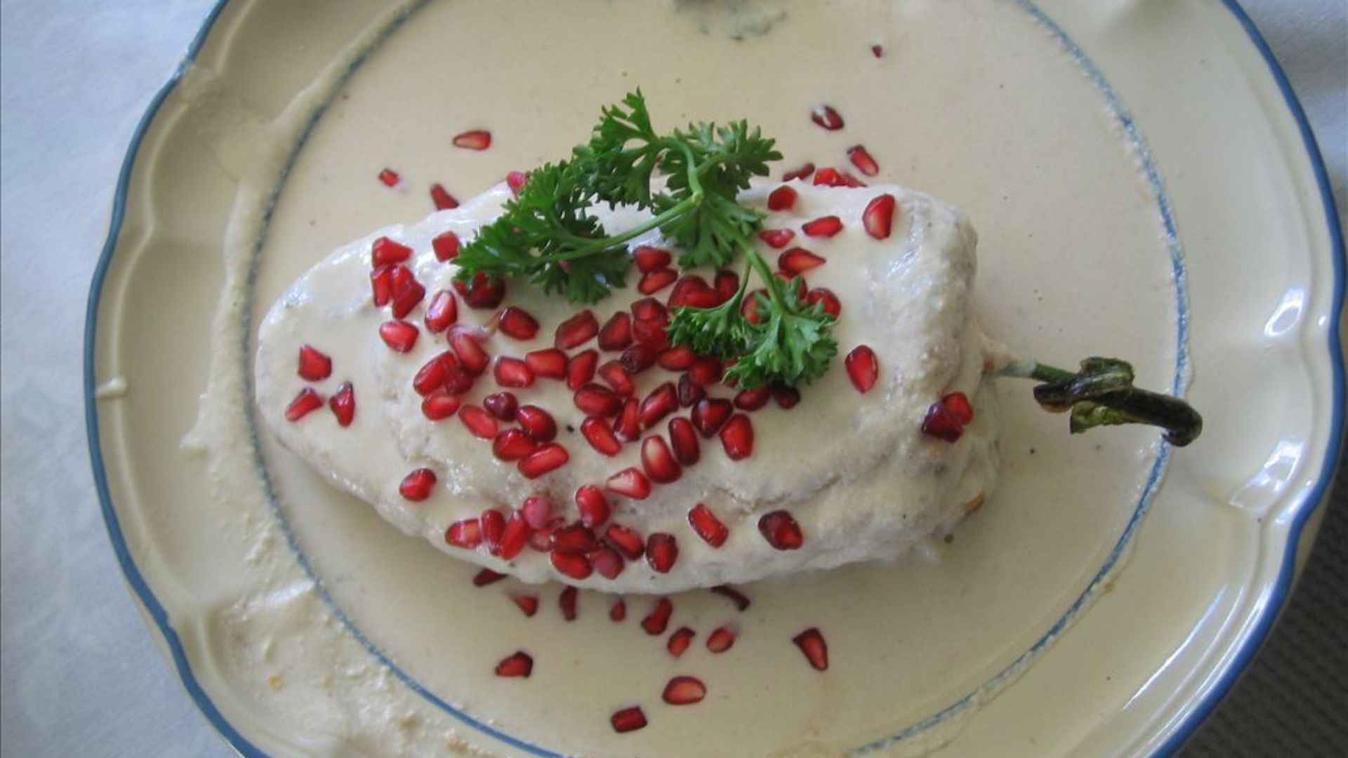 11. Chiles en nogada