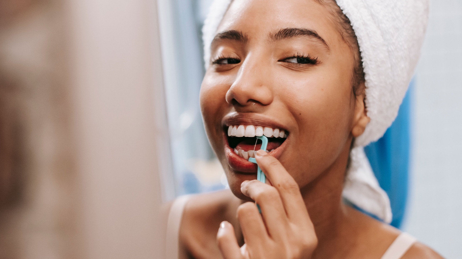 10. Considérer le brossage comme un substitut au fil dentaire