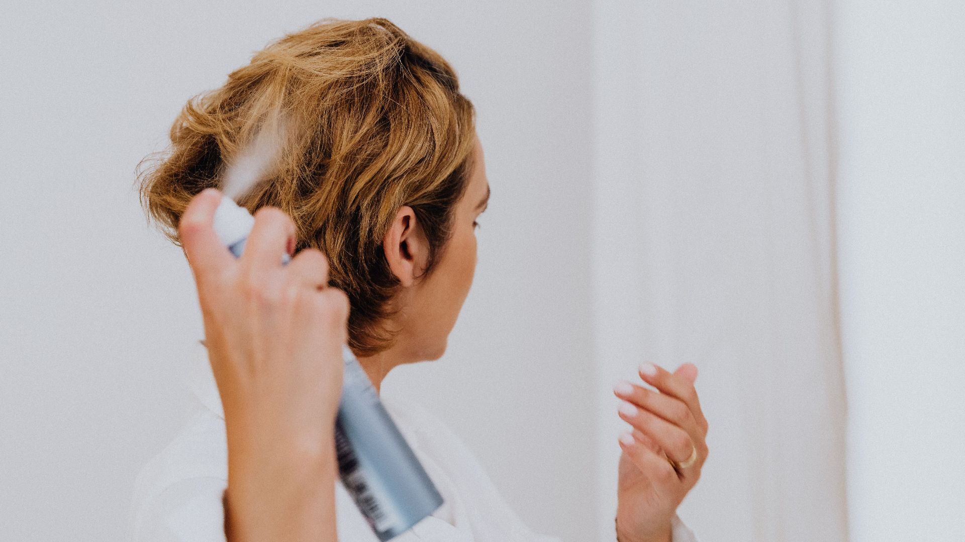 10. Utilisez un spray texturant pour les cheveux plats