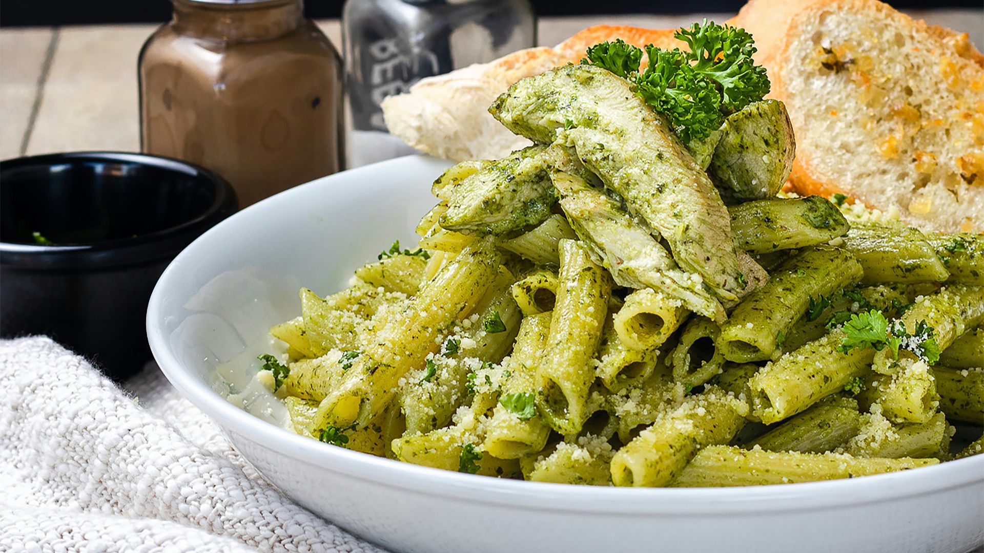 13. Pâtes au pesto et au poulet