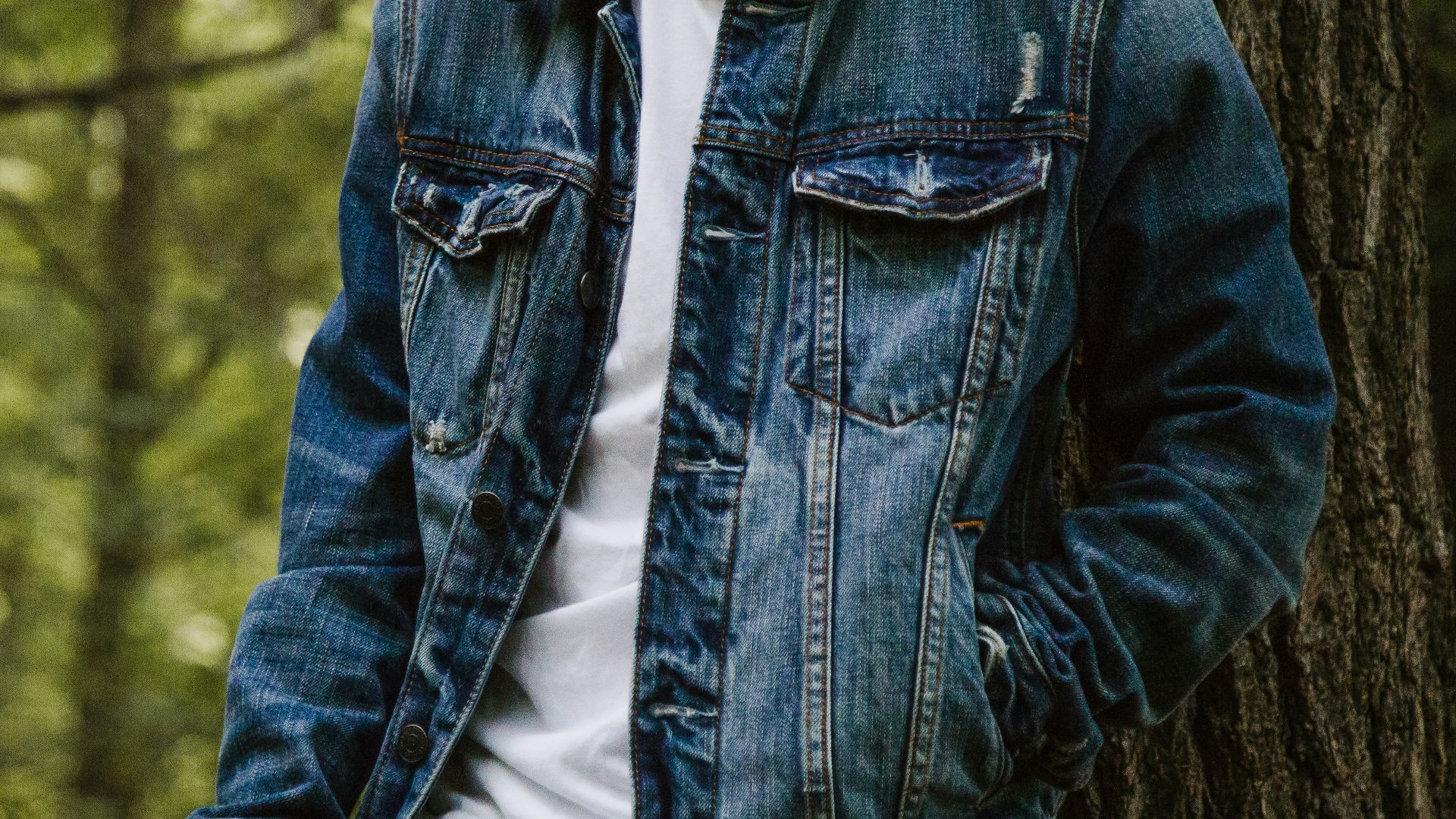 3. Une veste en jean par-dessus une robe d'été à fleurs