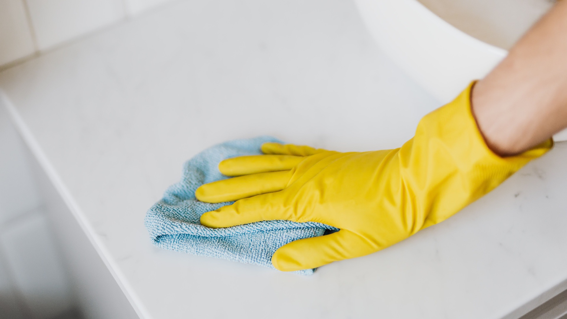 1. Désinfecter les surfaces dures et non poreuses