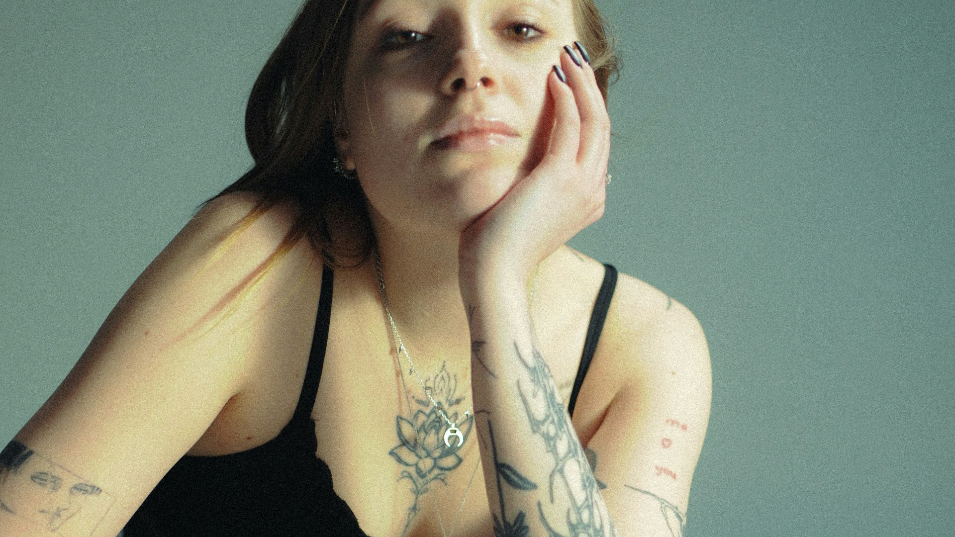 15. Tatouages représentant des bijoux sur le sternum