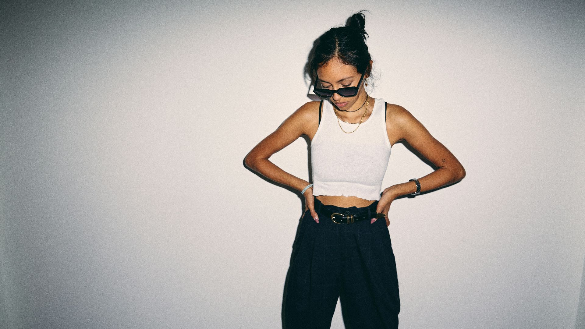 1. Un pantalon slim et un débardeur ultra-léger