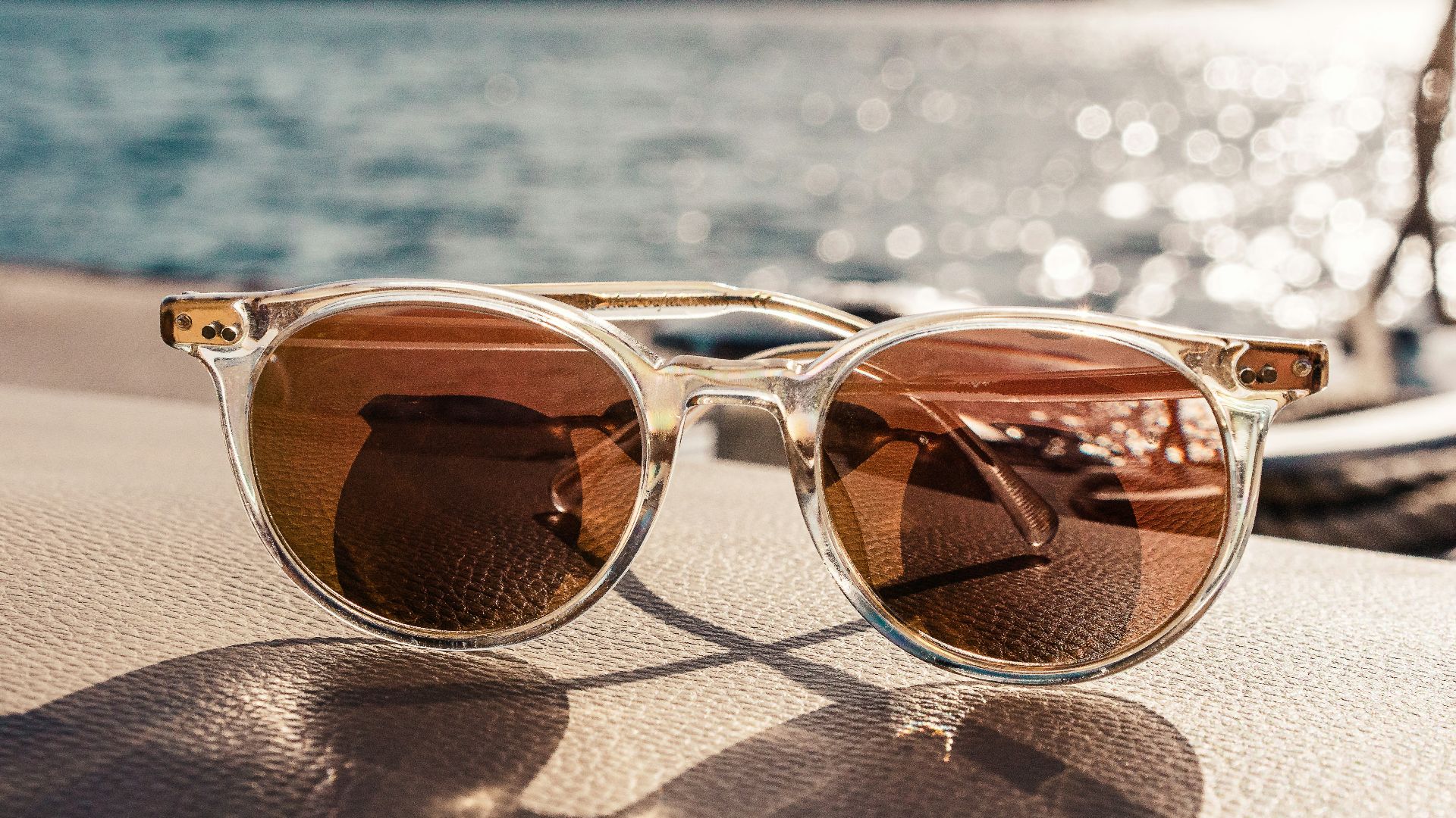 4. Porter des lunettes de soleil à l'intérieur