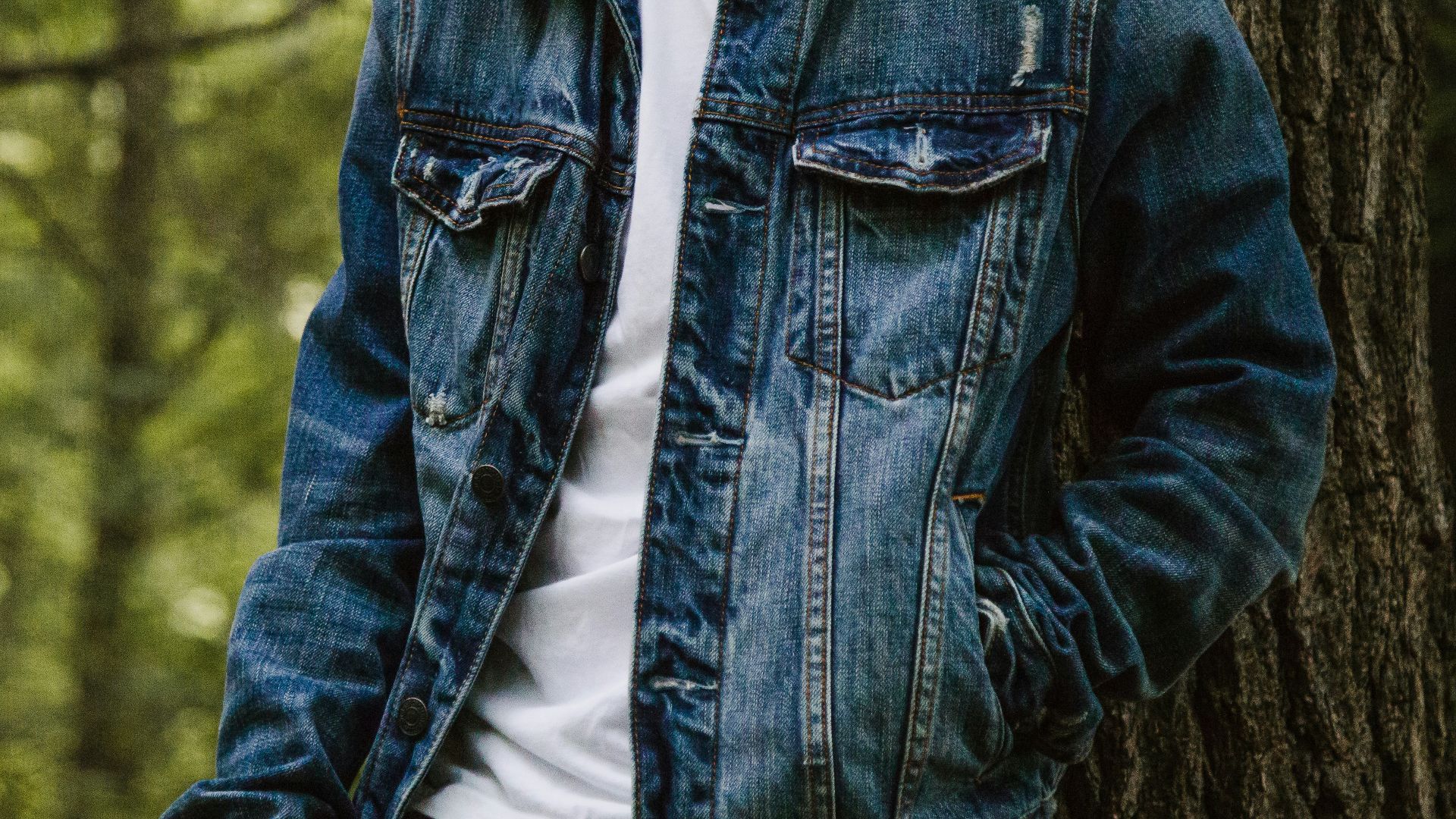 14. Une veste en jean par-dessus une mini-robe à volants