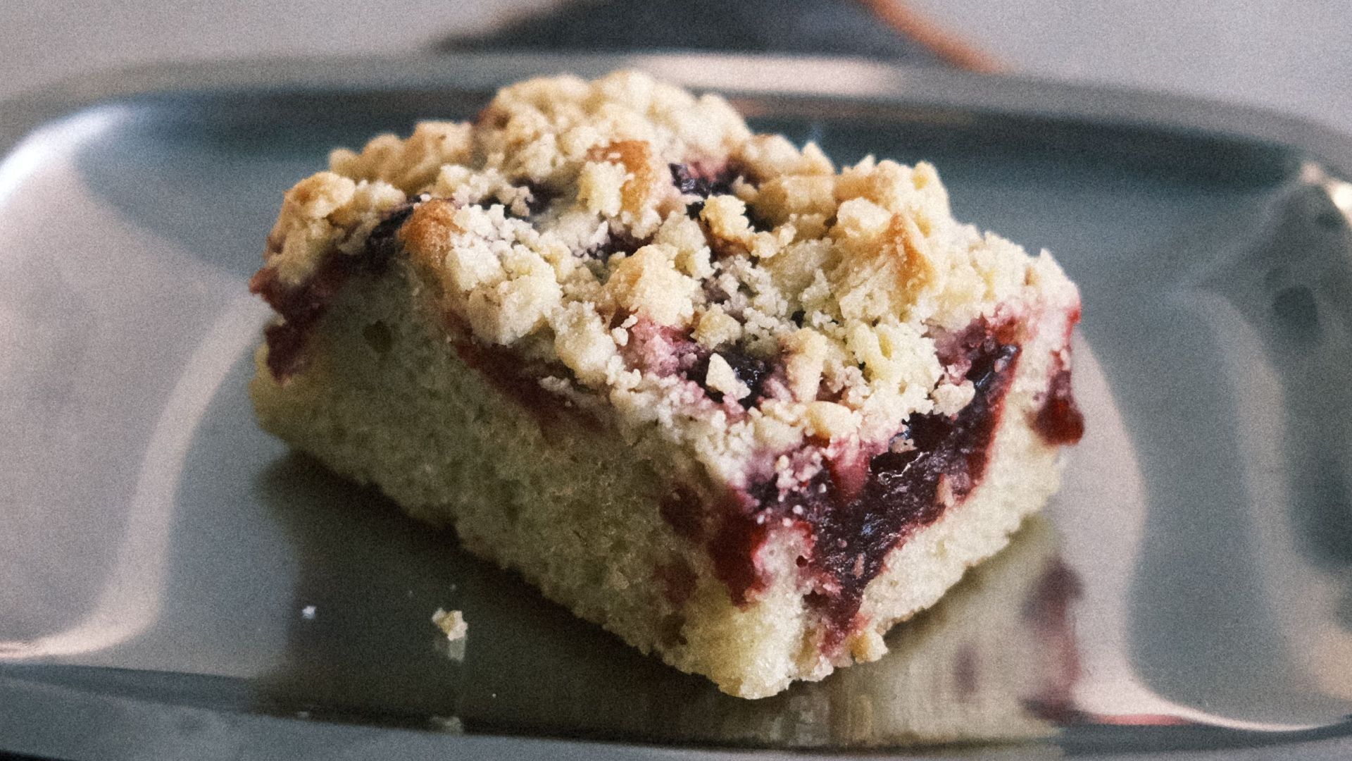 17. Barres aux myrtilles et au crumble cuites sur une plaque à pâtisserie