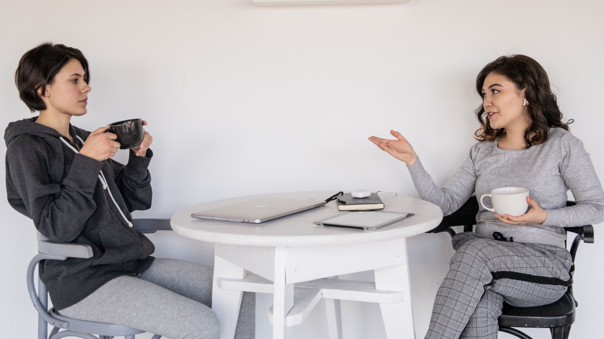 2. Tu ramènes toujours la conversation à toi