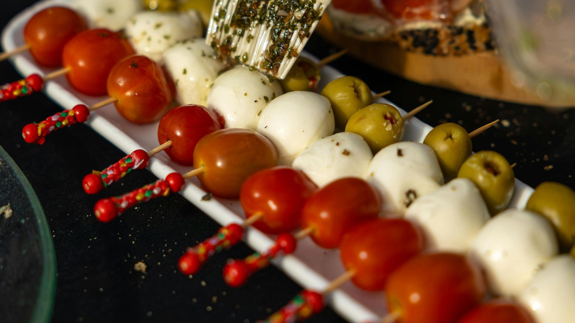 15. Brochettes caprese