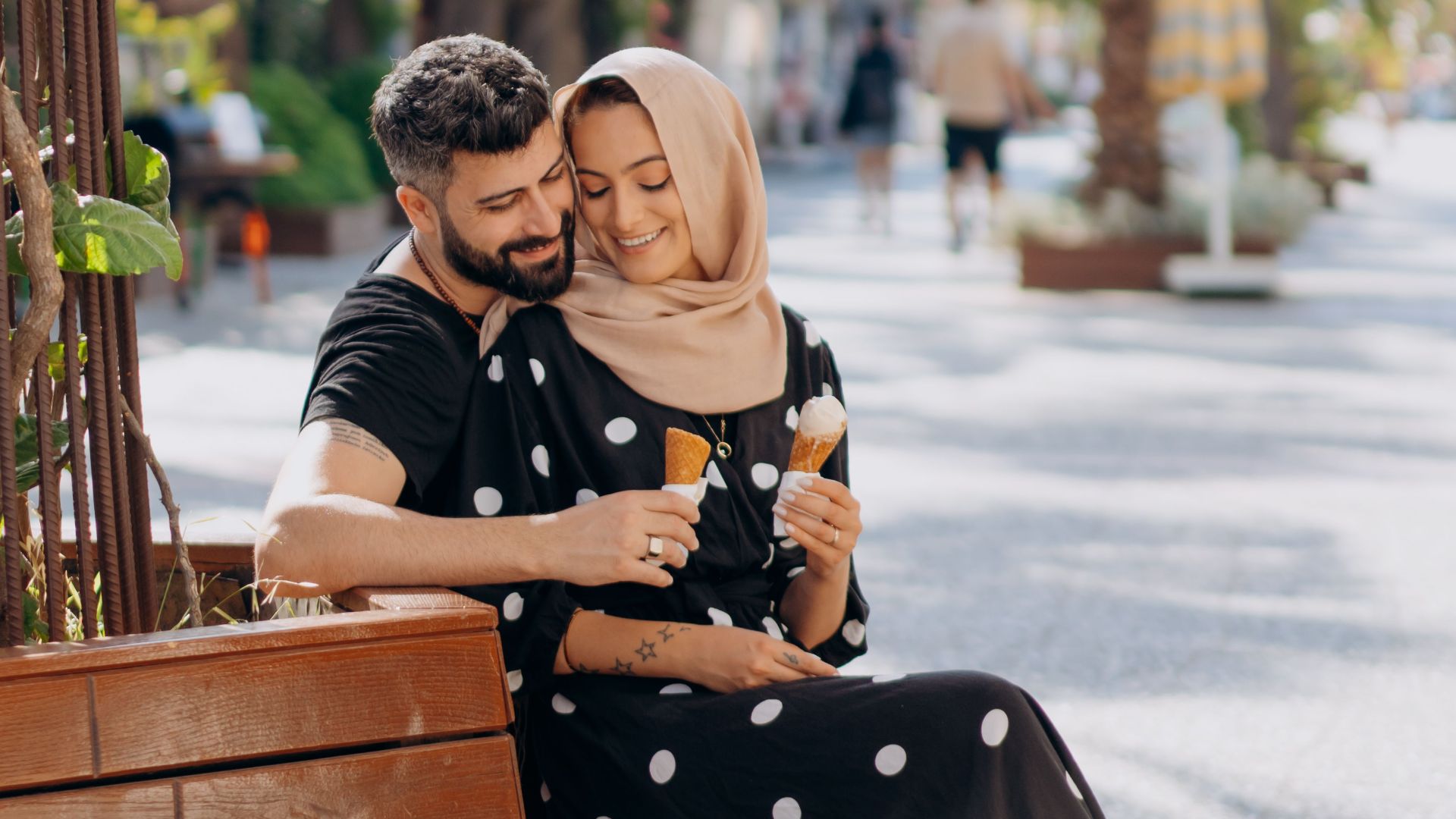 5. Ils vous présentent à des personnes importantes
