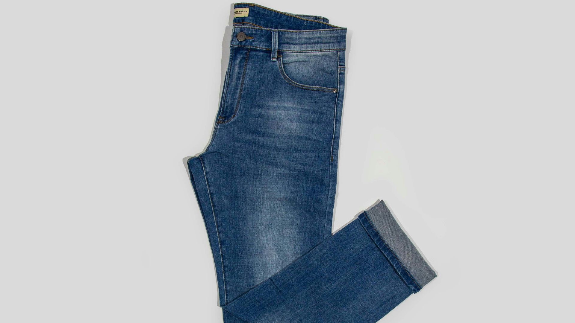 13. Optez pour un jean délavé foncé pour un look plus raffiné