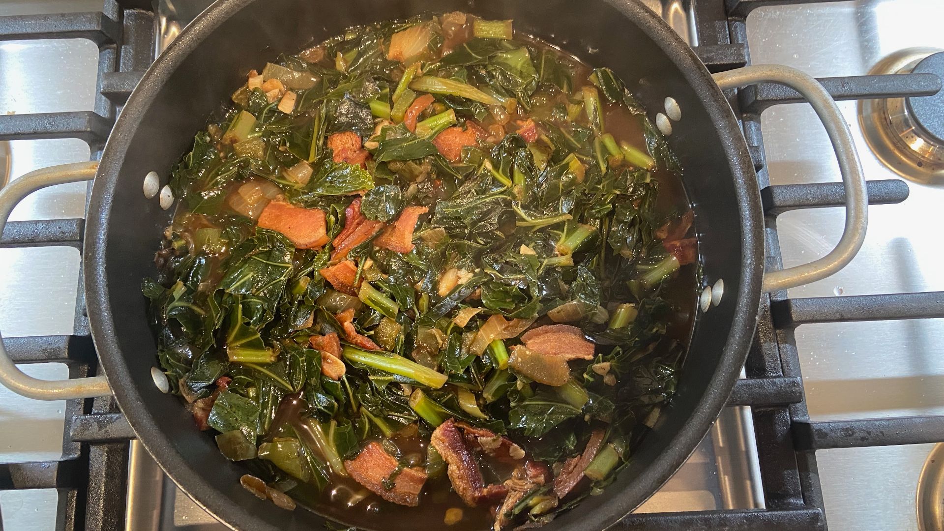 10. Feuilles de chou vert au jarret de porc